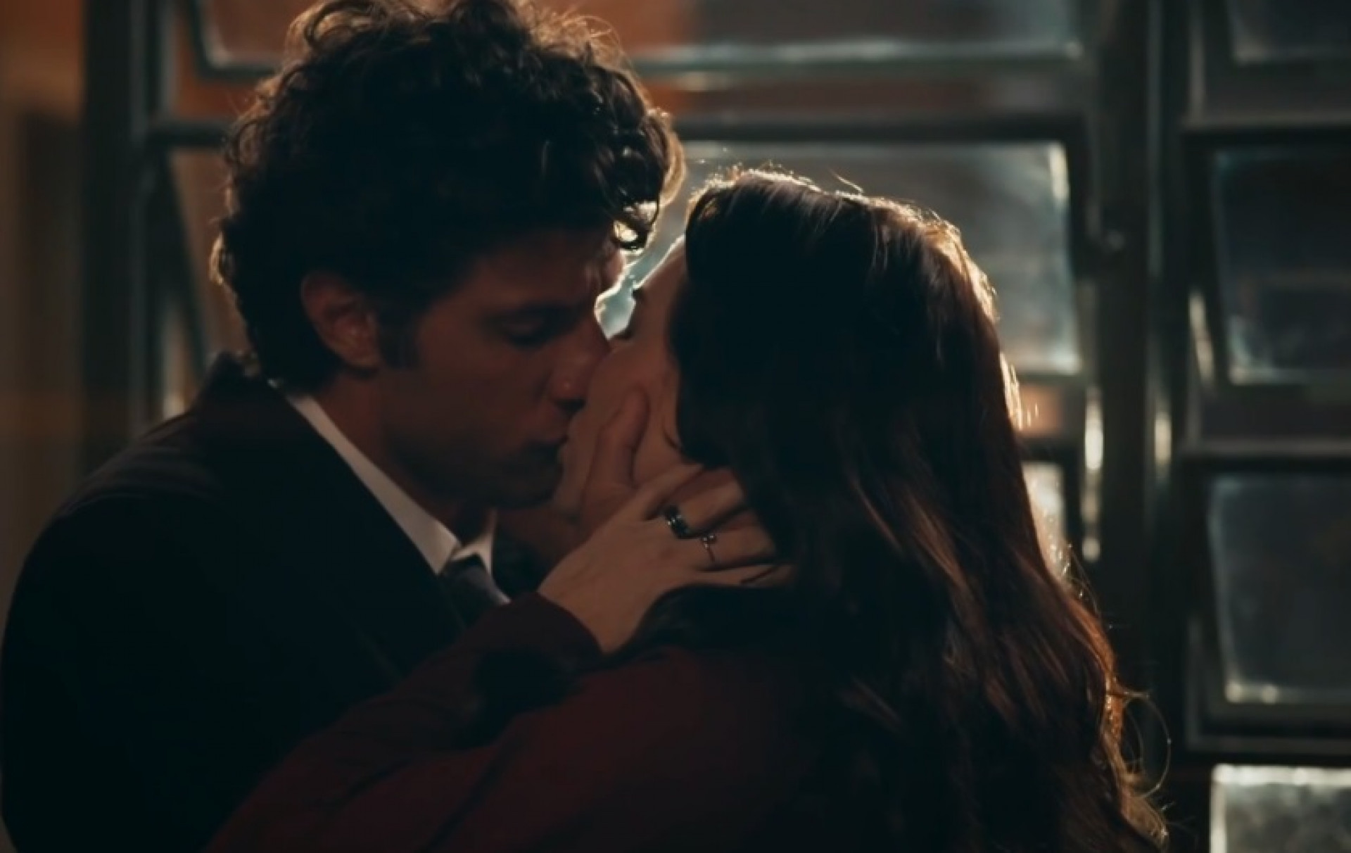 Pedro (Chay Suede) e Adriana (Leticia Colin) voltam a se beijar em 'Quem Ama Cuida' - Reprodução de vídeo / TV Globo