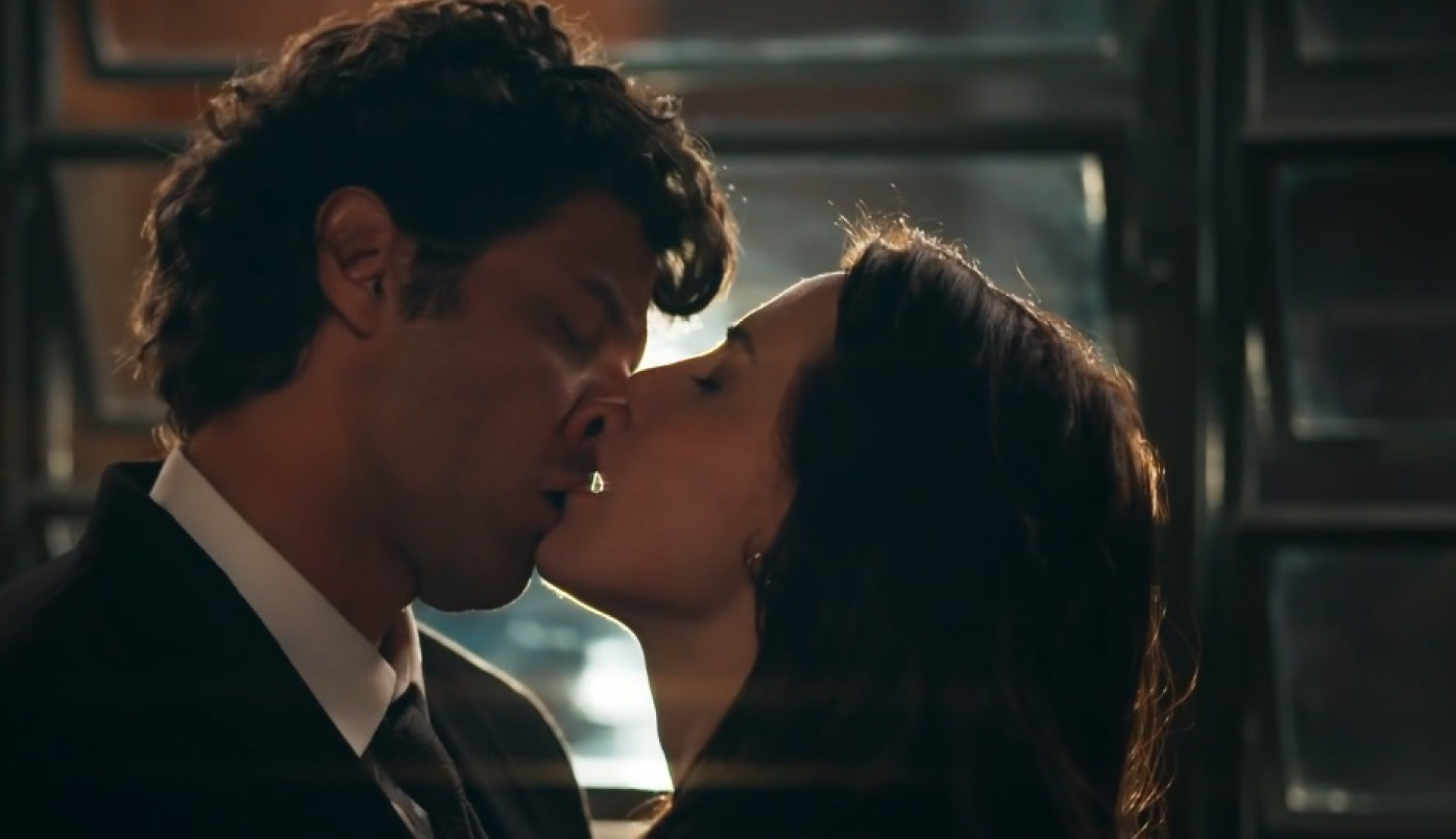 Pedro (Chay Suede) e Adriana (Leticia Colin) voltam a se beijar em 'Quem Ama Cuida' - Reprodução de vídeo / TV Globo