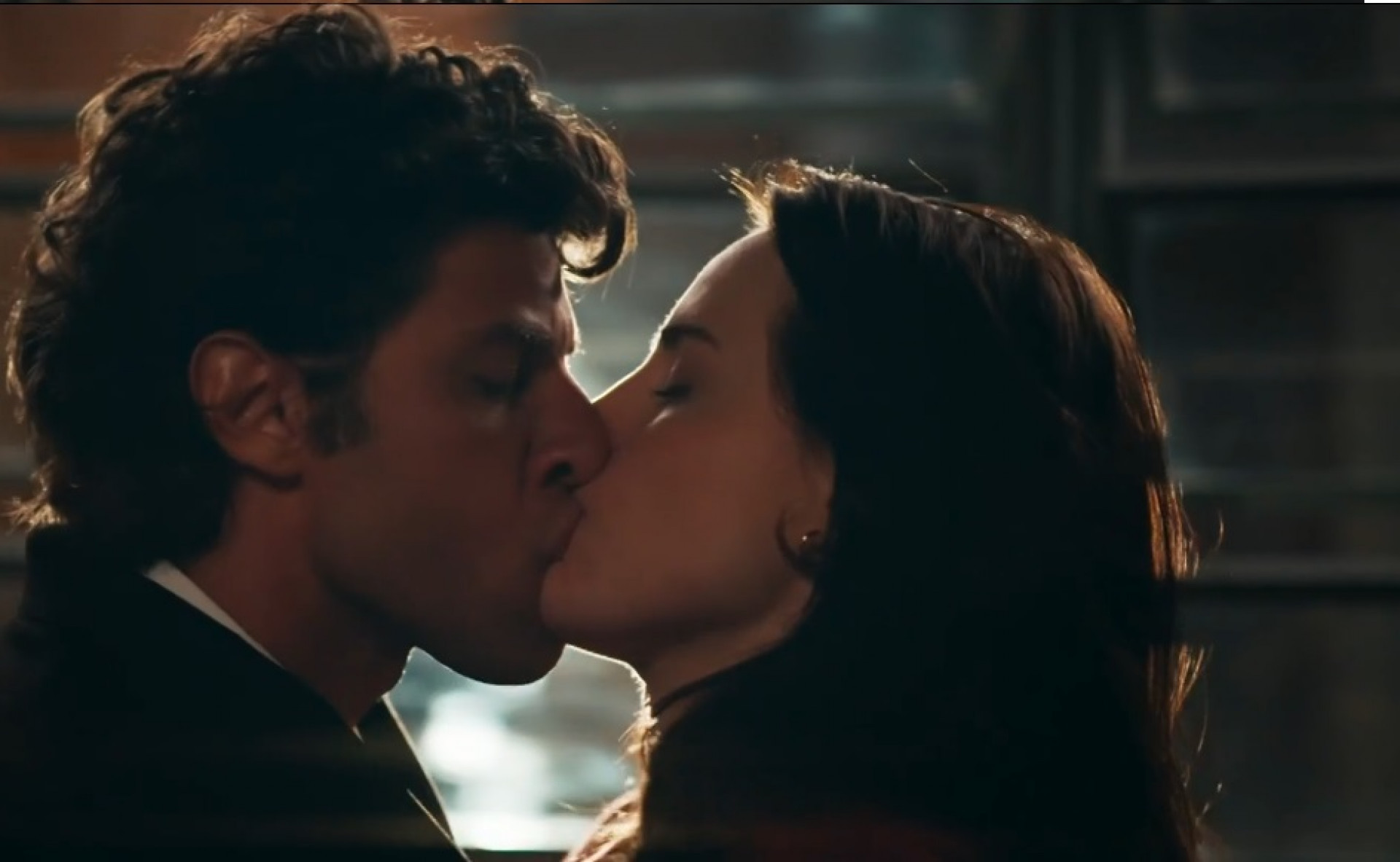 Pedro (Chay Suede) e Adriana (Leticia Colin) voltam a se beijar em 'Quem Ama Cuida' - Reprodução de vídeo / TV Globo
