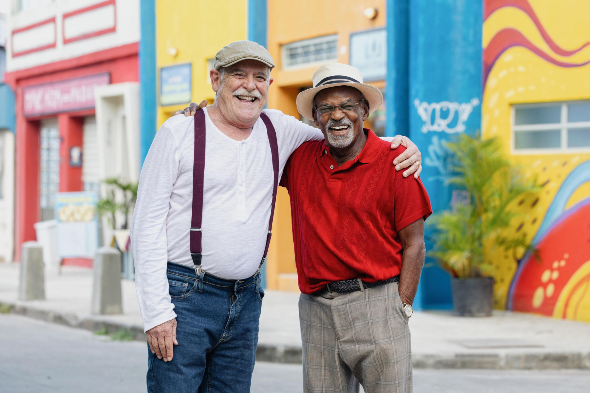 José de Abreu e Antonio Pitanga posam nos bastidores de 'Por Você', nova novela das 19h - Globo/ Manoella Mello
