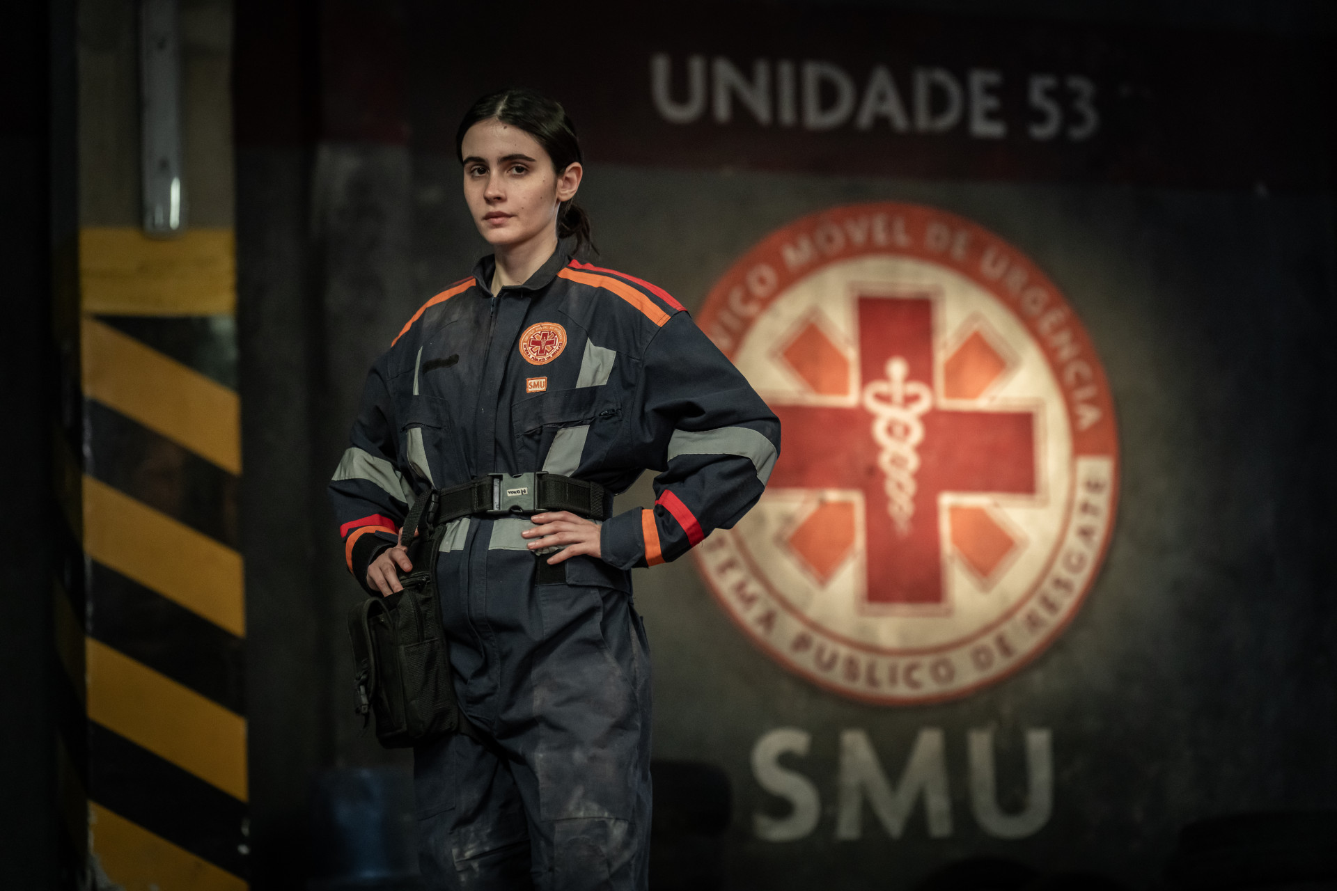 Valentina Herszage interpreta a enfermeira Manuela na série - Laura Campanella / Divulgação