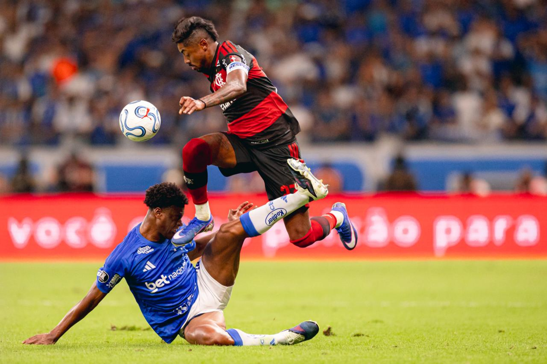 Ex-&aacute;rbitros se dividem em lance pol&ecirc;mico de Cruzeiro x Flamengo; veja