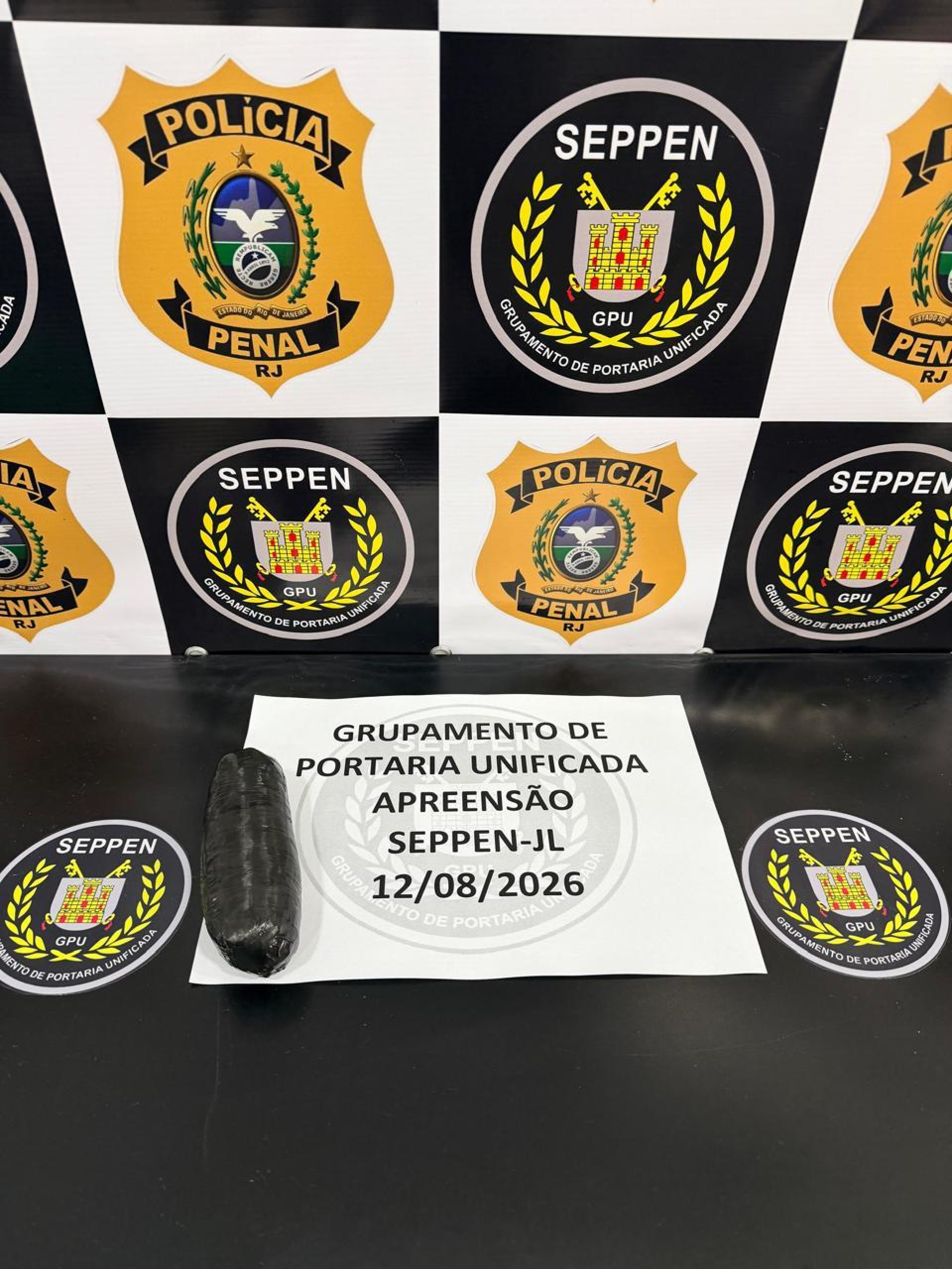 Materiais apreendidos no Complexo de Gericinó