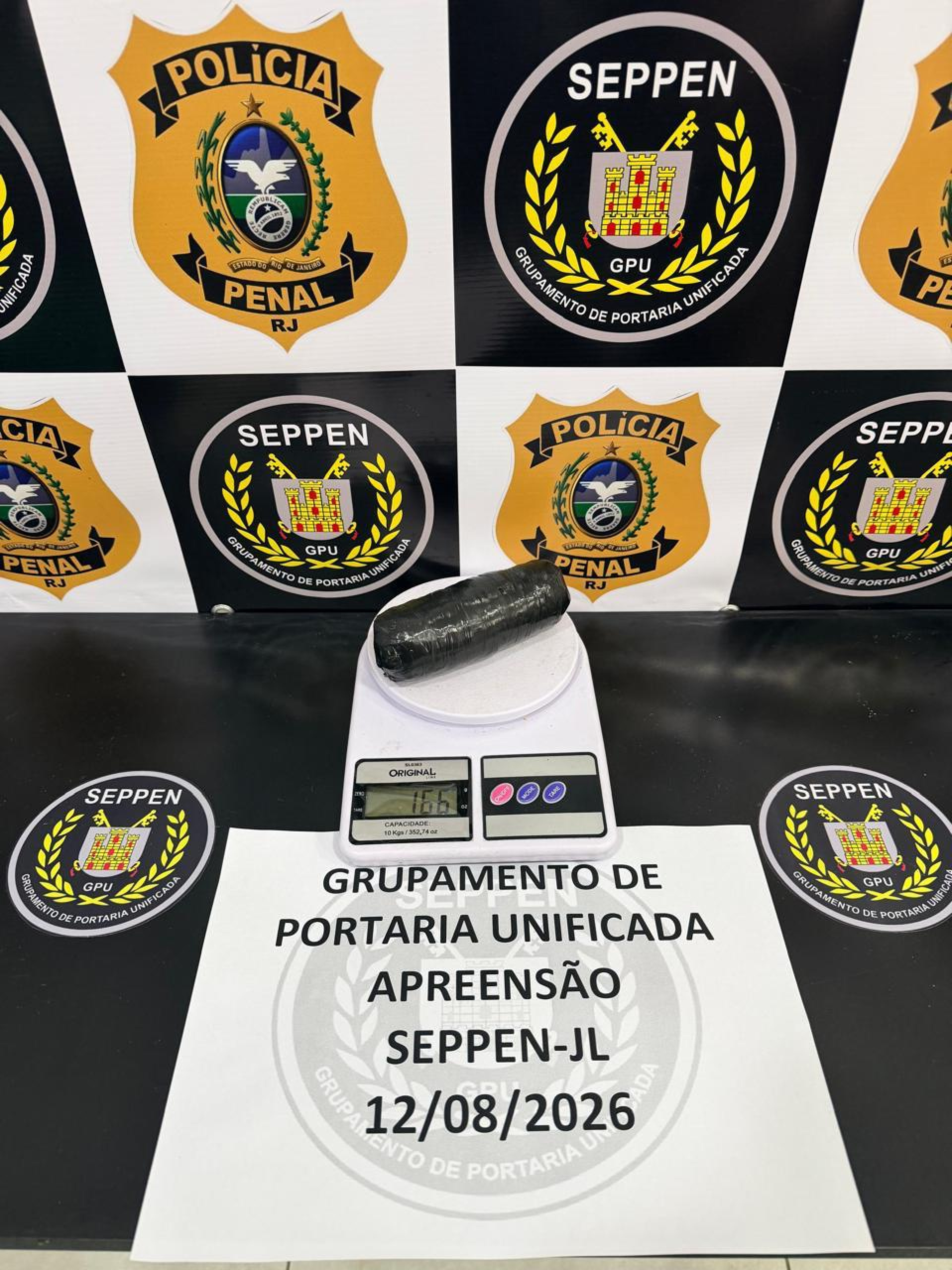 Materiais apreendidos no Complexo de Gericinó
