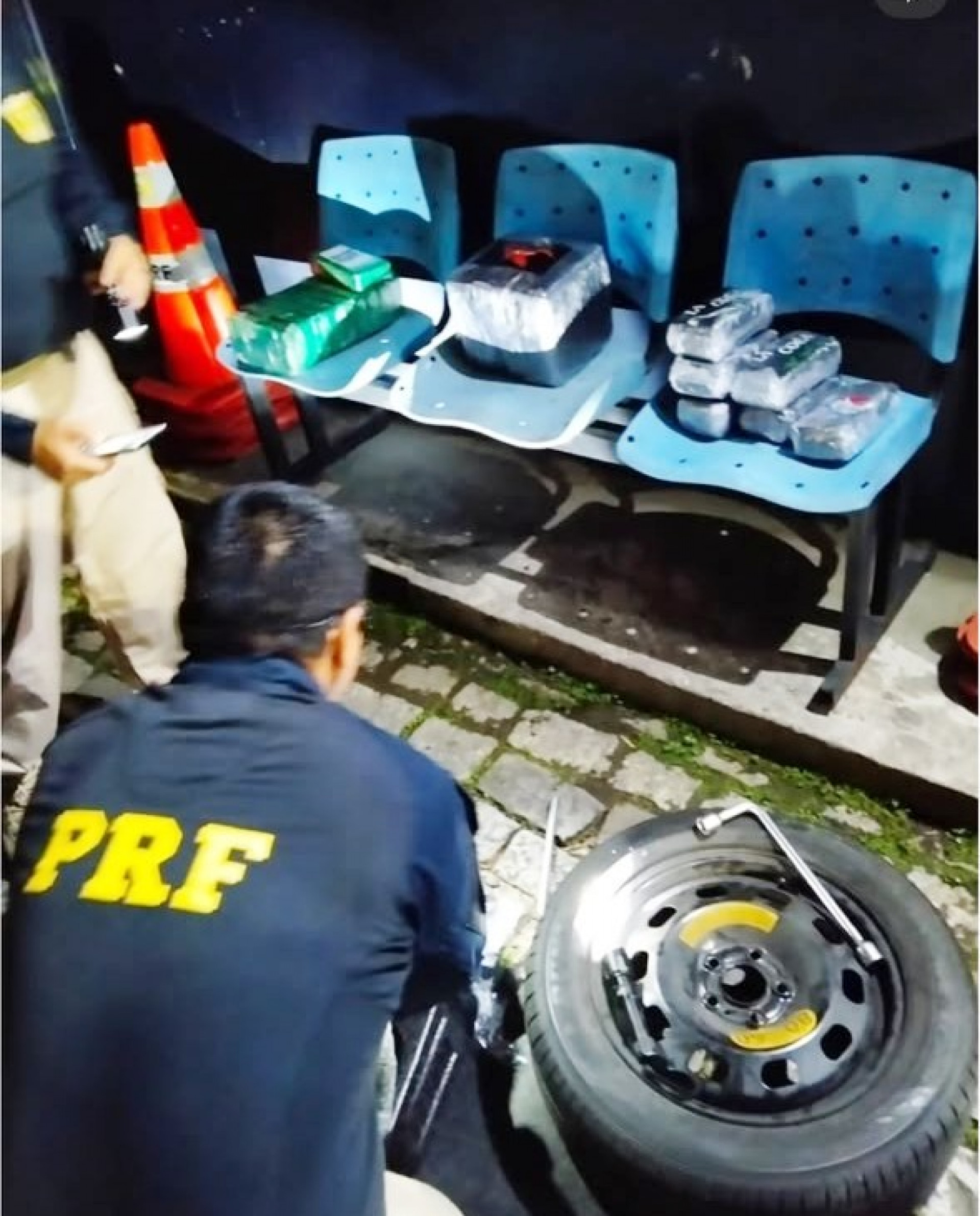 Agentes localizaram 52 quilos de coca&iacute;na escondidos em um fundo falso no banco traseiro do ve&iacute;culo - Foto: Reprodu&ccedil;&atilde;o V&iacute;deo Rede Social