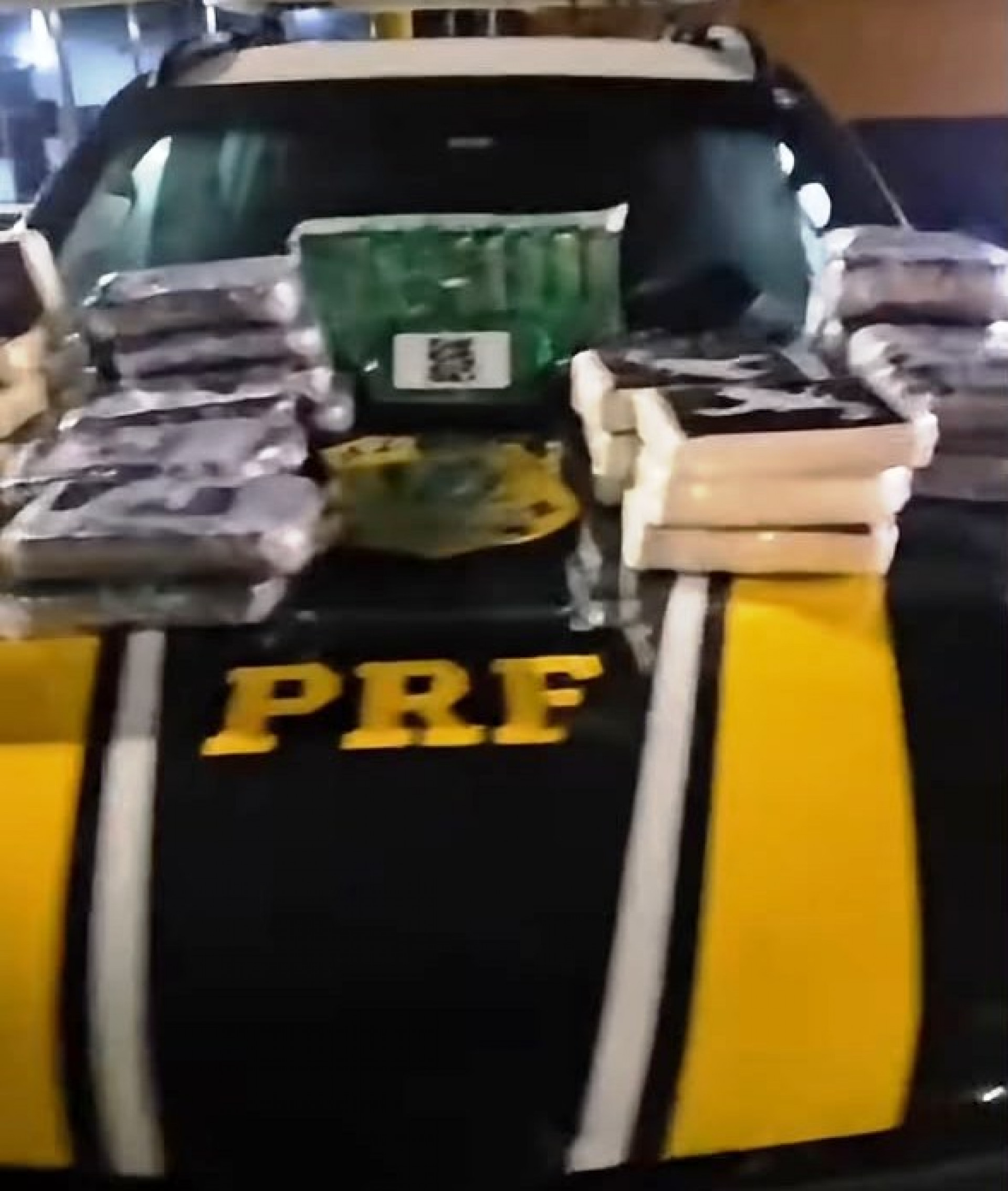 Agentes localizaram 52 quilos de cocaína escondidos em um fundo falso no banco traseiro do veículo