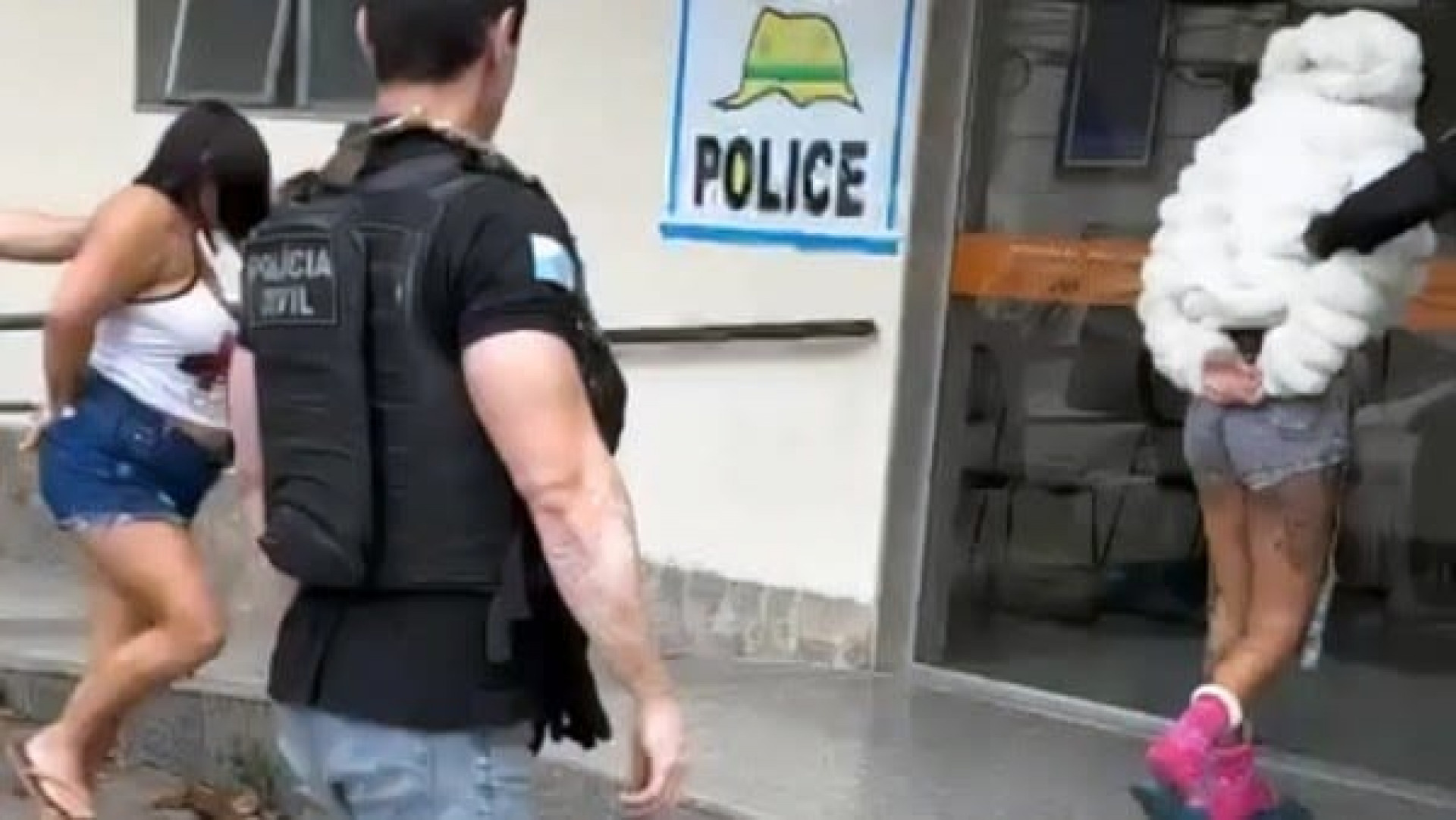Momento da pris&atilde;o das irm&atilde;s suspeitas de cometerem os crimes