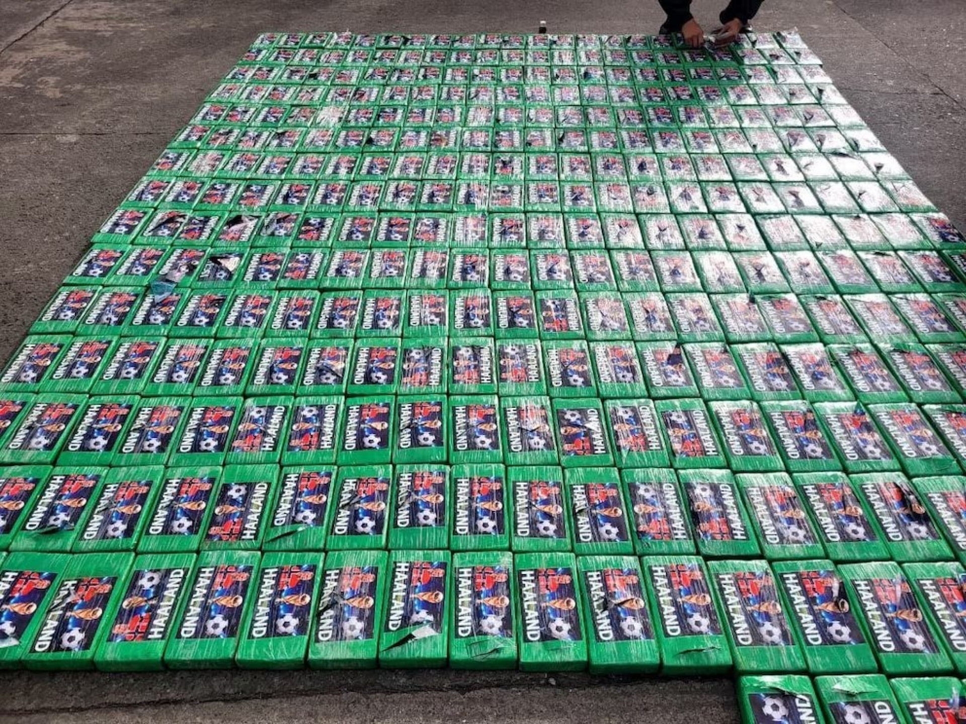 Polícia do Equador apreende drogas com estampa do atacante norueguês Erling Haaland - Divulgação/Polícia Nacional do Equador
