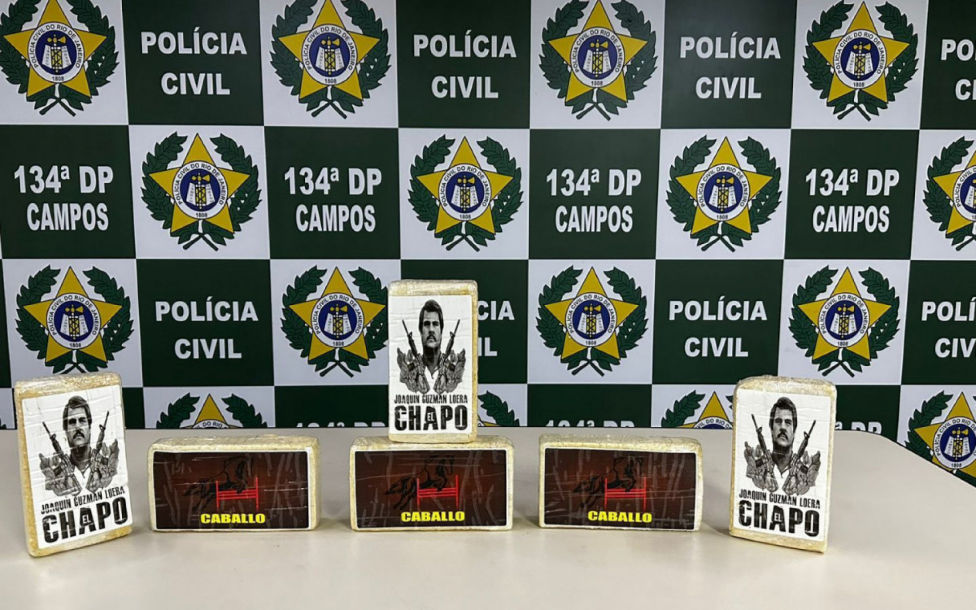 Tabletes embalados com a foto do traficante mexicano El Chapo
 - Divulgação/Polícia Civil