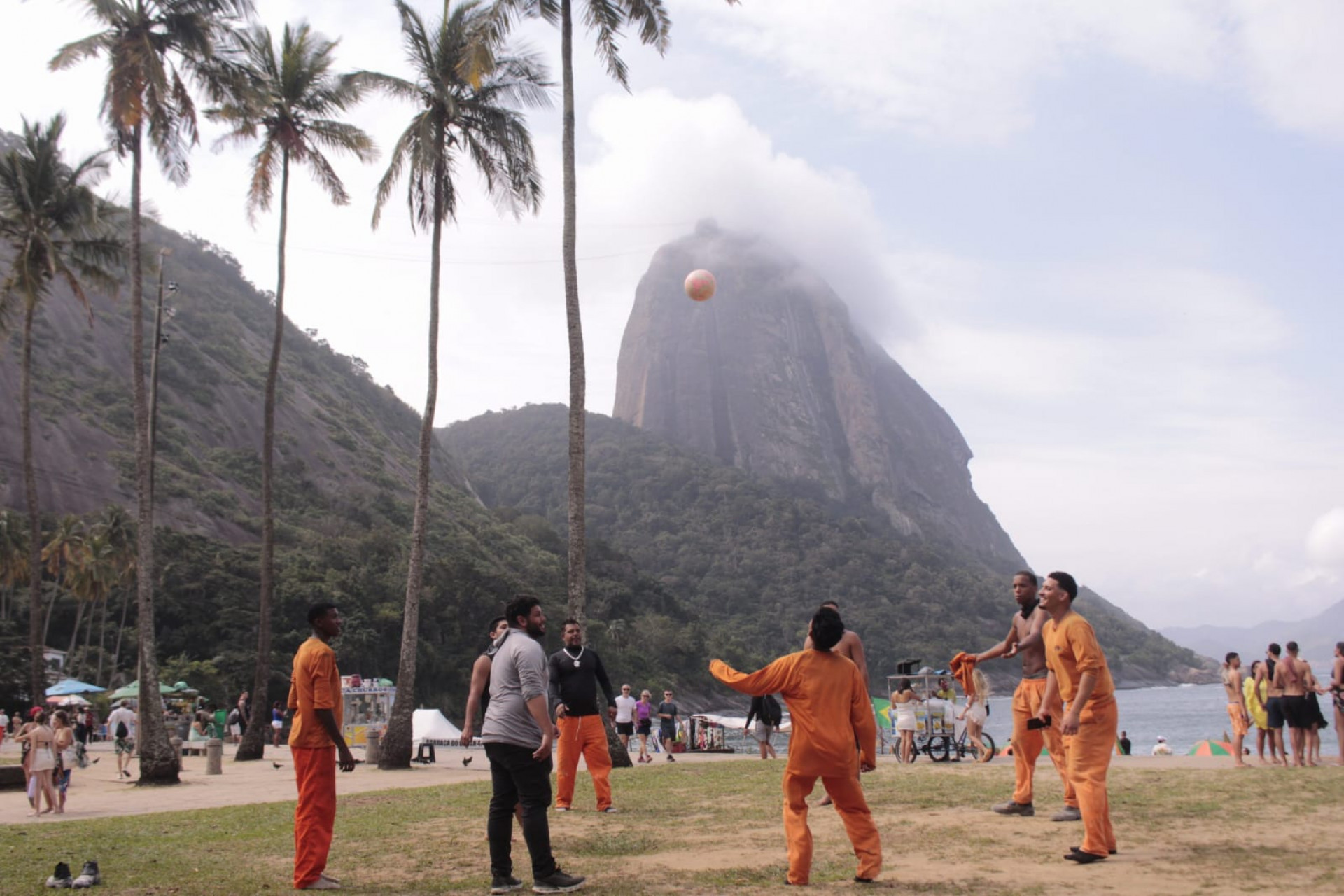 Praia Vermelha, na Zona Sul do Rio, nesta sexta-feira (14), com céu parcialmente nublado - Carlos Elias Junior / Agência O DIA