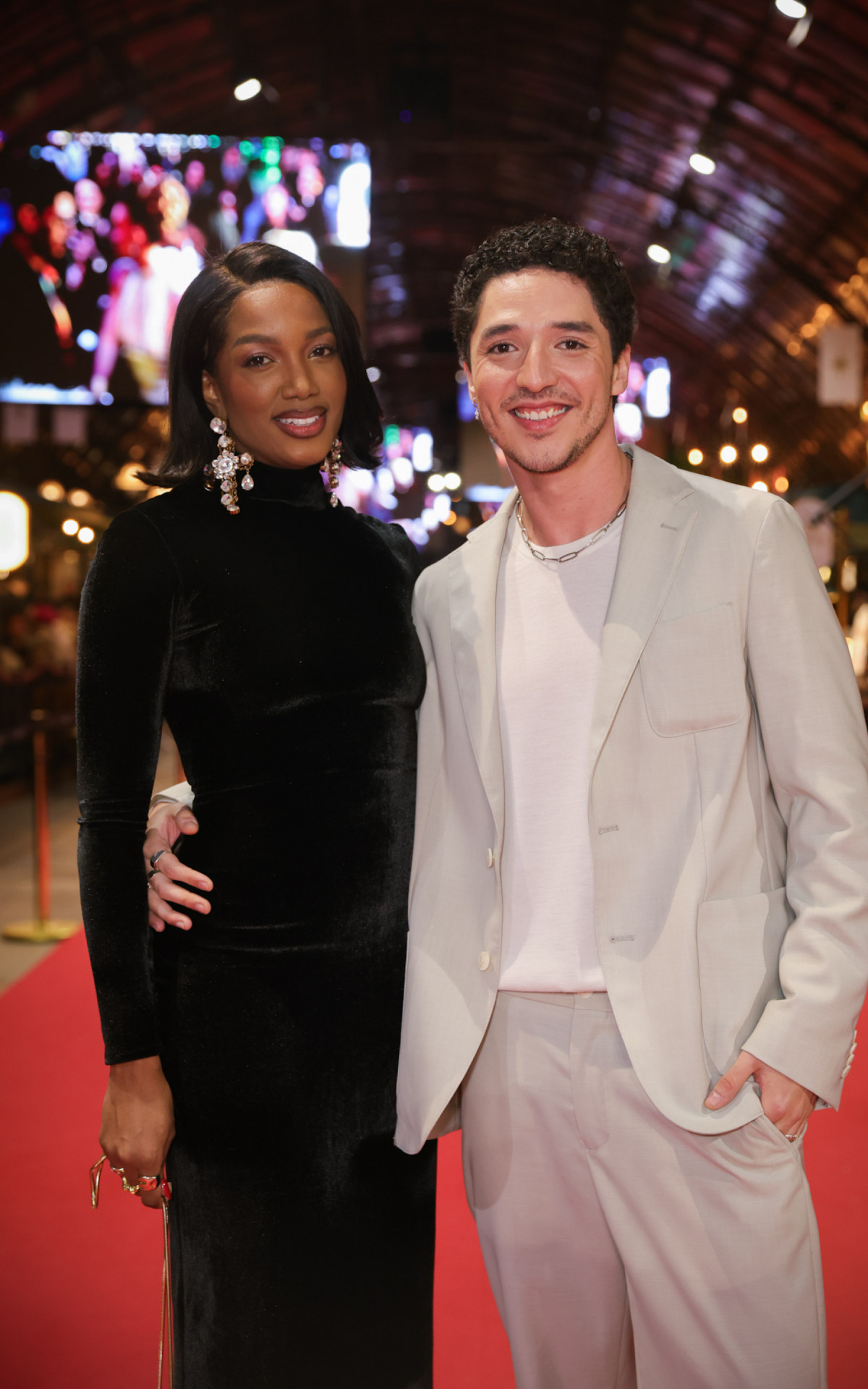Iza prestigiou o Festival de Cinema de Gramado com João Vitor Silva 