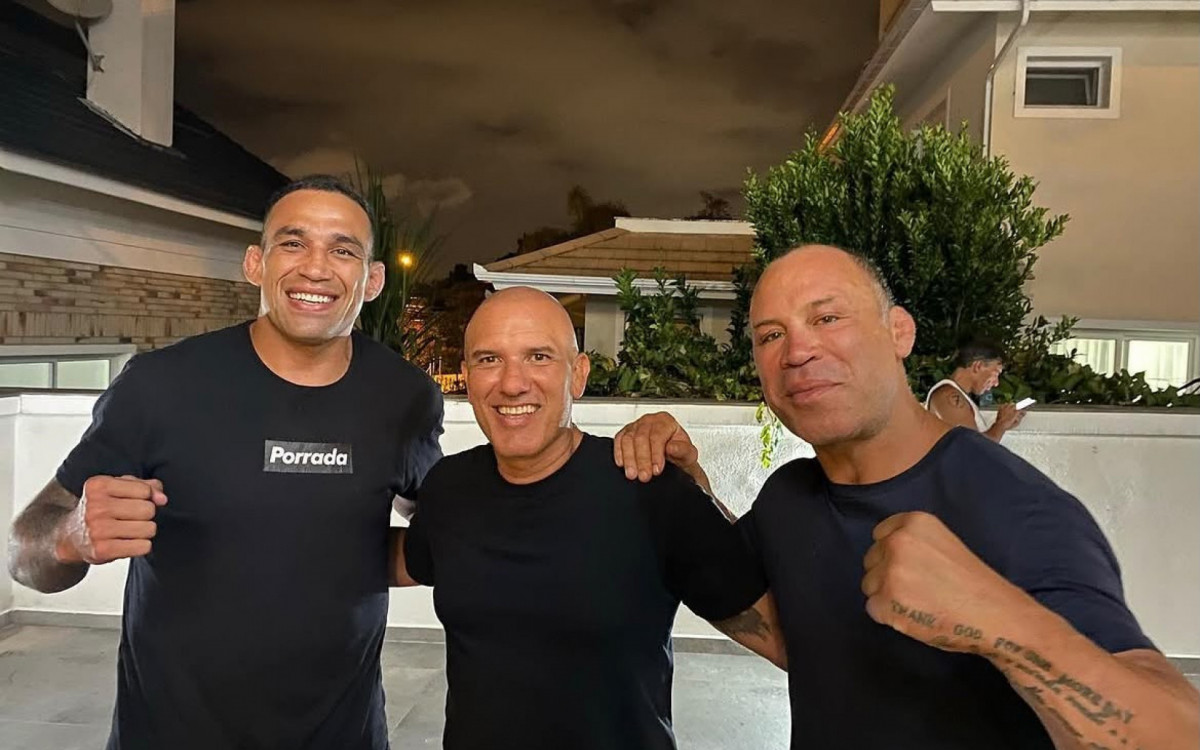 Fabiano Doca (ao centro) com as lendas Fabrício Werdum e Wanderlei Silva