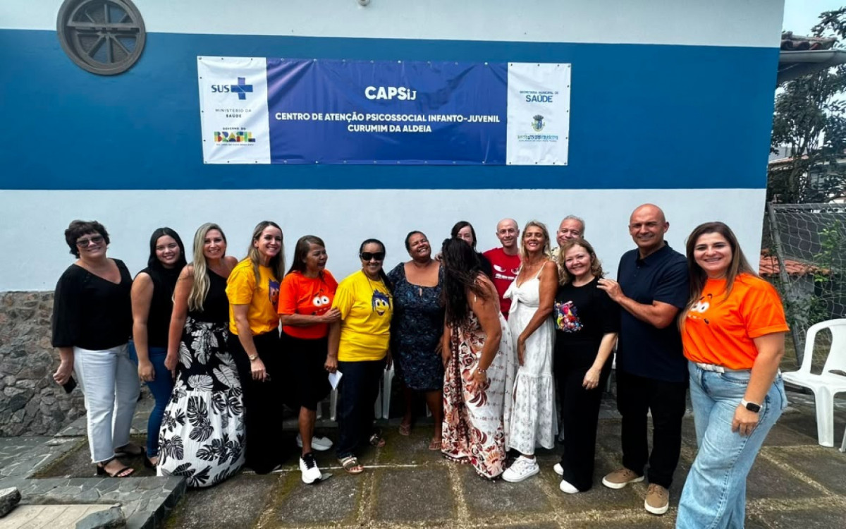 Fábio do Pastel e equipe na nova sede do CAPSij