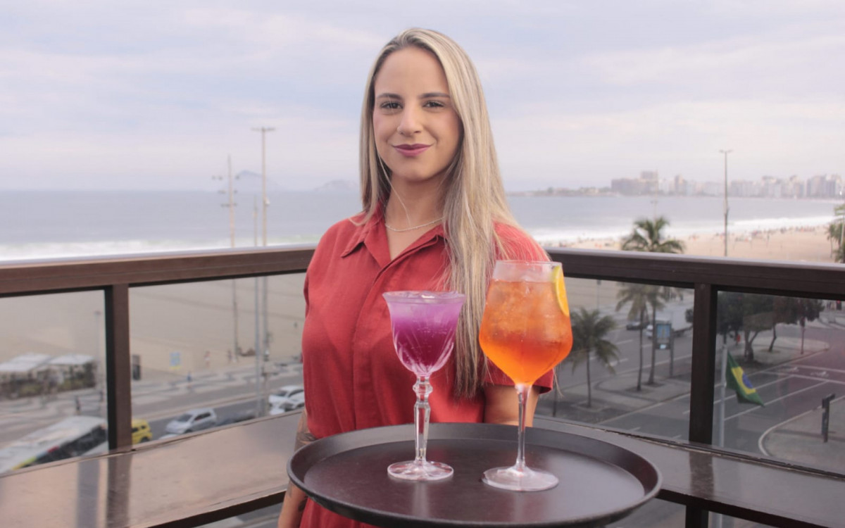 Thayná Alves, garçonete do Hotel Hilton, em  Copacabana. Uma das participantes da corrida de garçons - Carlos Elias Júnior/Agência O DIA