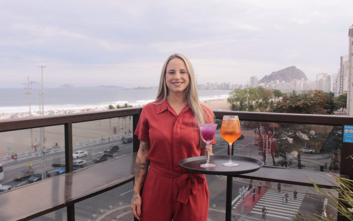 Thayná Alves, garçonete do Hotel Hilton, em  Copacabana. Uma das participantes da corrida de garçons - Carlos Elias Júnior/Agência O DIA
