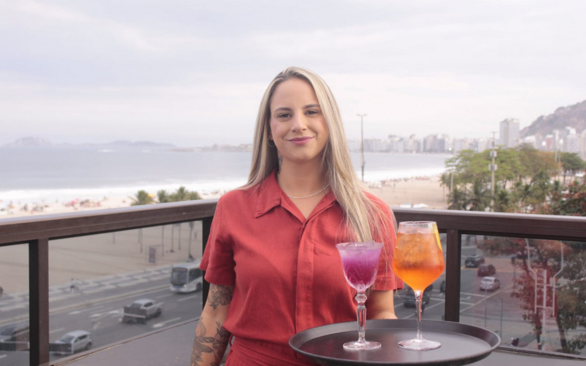 Thayná Alves, garçonete do Hotel Hilton, em  Copacabana. Uma das participantes da corrida de garçons - Carlos Elias Júnior/Agência O DIA