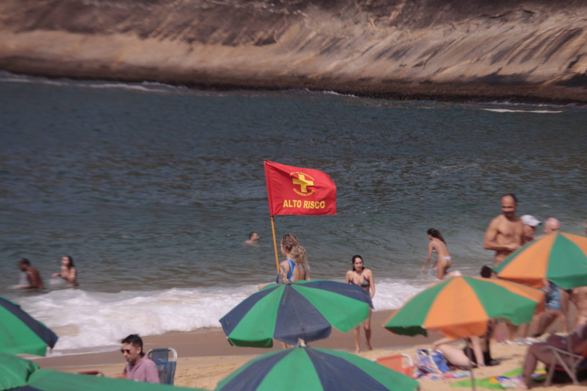 Praia Vermelha, na Zona Sul do Rio, nesta sexta-feira (14), com céu parcialmente nublado - Carlos Elias Junior / Agência O DIA