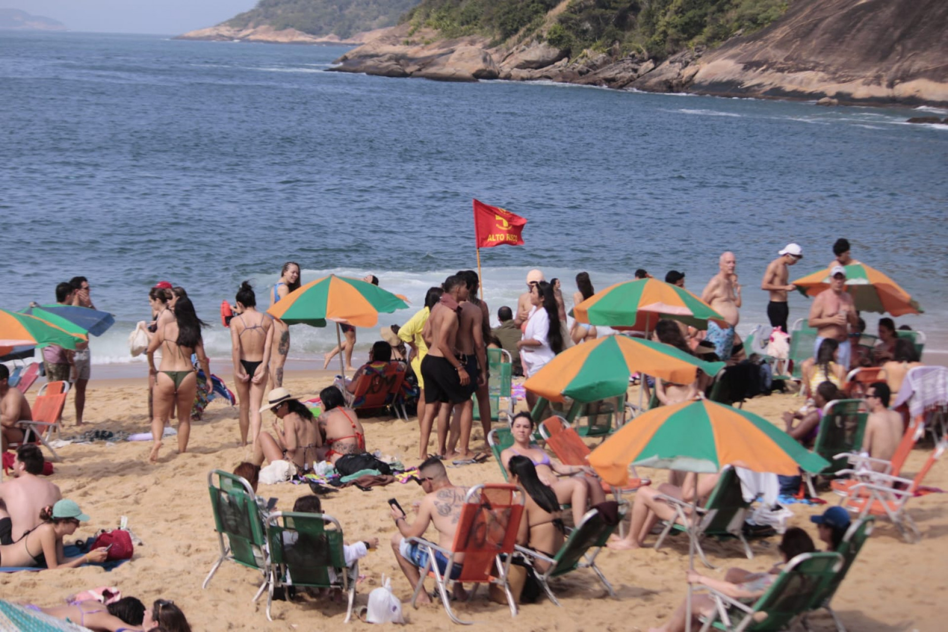 Praia Vermelha, na Zona Sul do Rio, nesta sexta-feira (14), com céu parcialmente nublado - Carlos Elias Junior / Agência O DIA