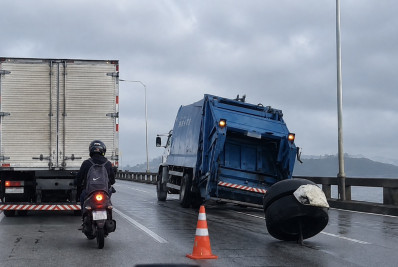 Roda se solta de caminhão e complica trânsito na Ponte Rio-Niterói