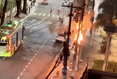 Poste pega fogo em frente à Concha Acústica, em Niterói