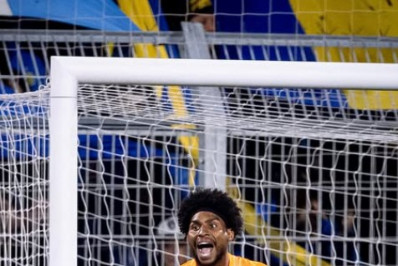 Goleiro Hugo Souza sofre ofensas racistas em jogo na Argentina