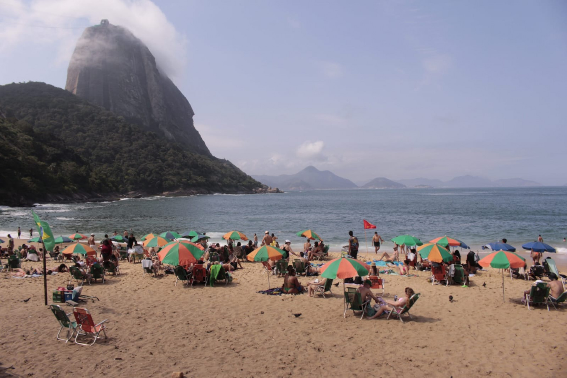 Praia Vermelha, na Zona Sul do Rio, nesta sexta-feira (14), com céu parcialmente nublado - Carlos Elias Junior / Agência O DIA