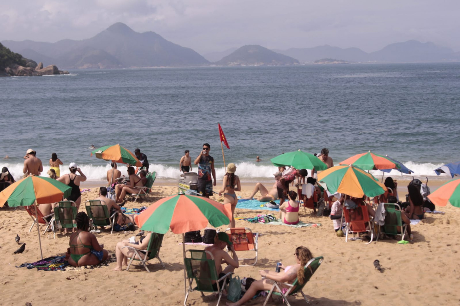 Praia Vermelha, na Zona Sul do Rio, nesta sexta-feira (14), com céu parcialmente nublado - Carlos Elias Junior / Agência O DIA