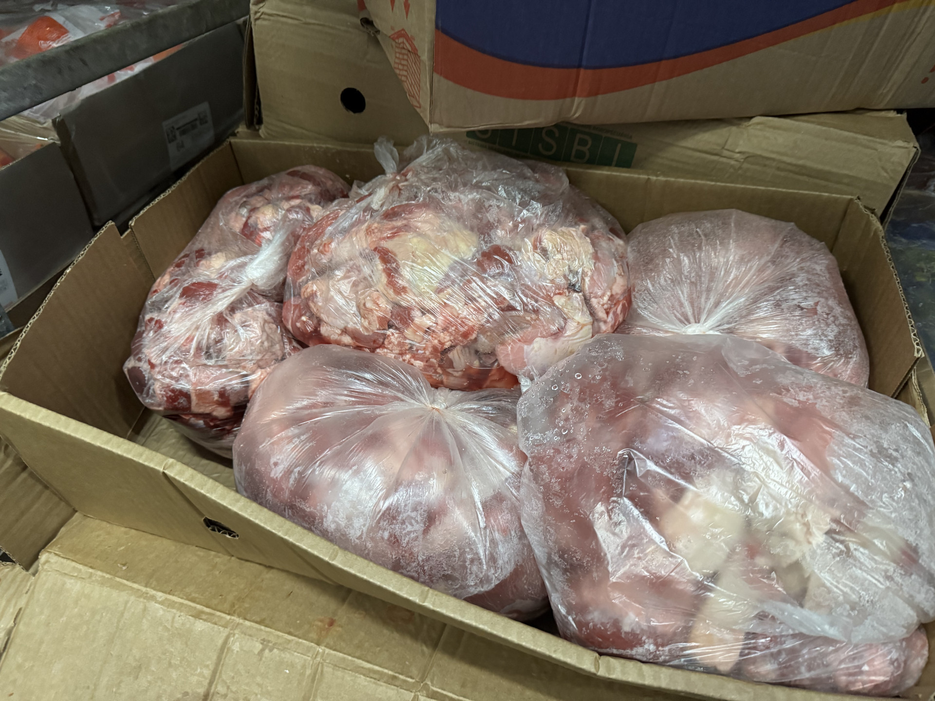 Alimentos mantidos em condições inadequadas foram encontrados durante a inspeção - Divulgação/Sedcon