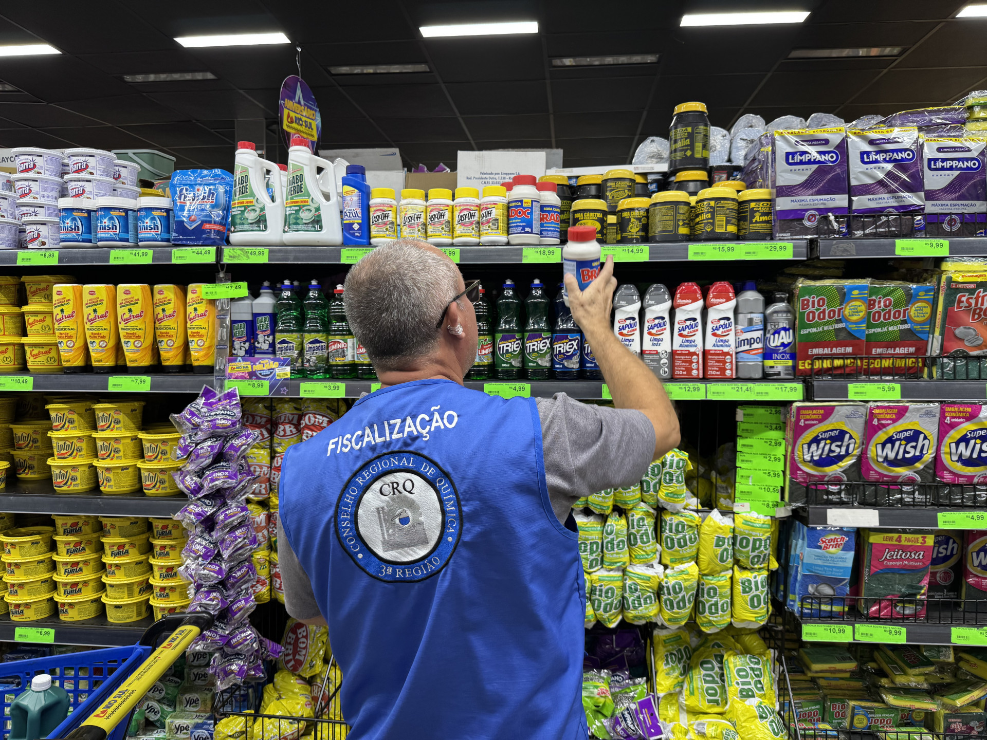 Agentes da Sedcon apreenderam alimentos em supermercado de Duque de Caxias - Divulgação/Sedcon
