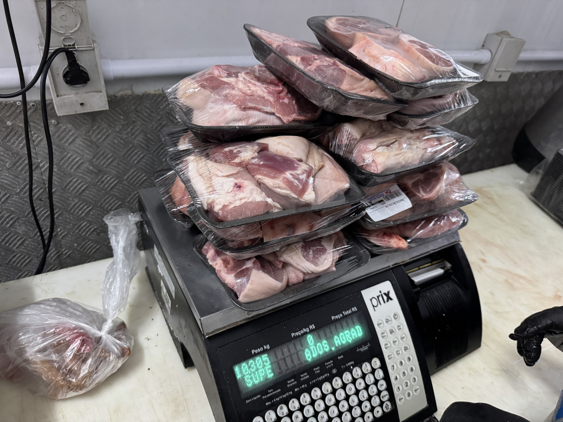 Carne armazenada de forma inadequada foi encontrada durante a fiscalização. - Divulgação/Sedcon