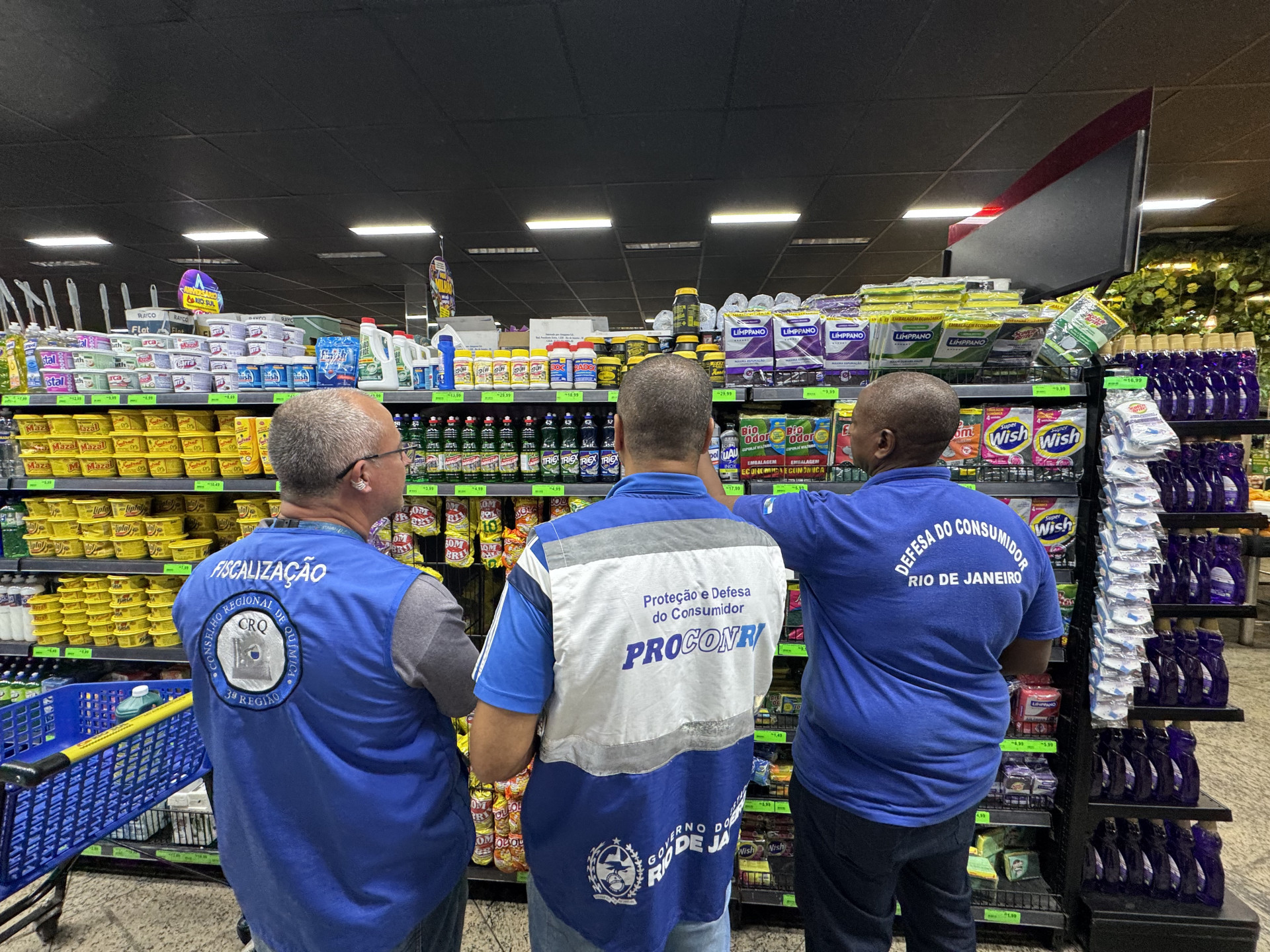 Agentes da Sedcon apreenderam alimentos em supermercado de Duque de Caxias - Divulgação/Sedcon