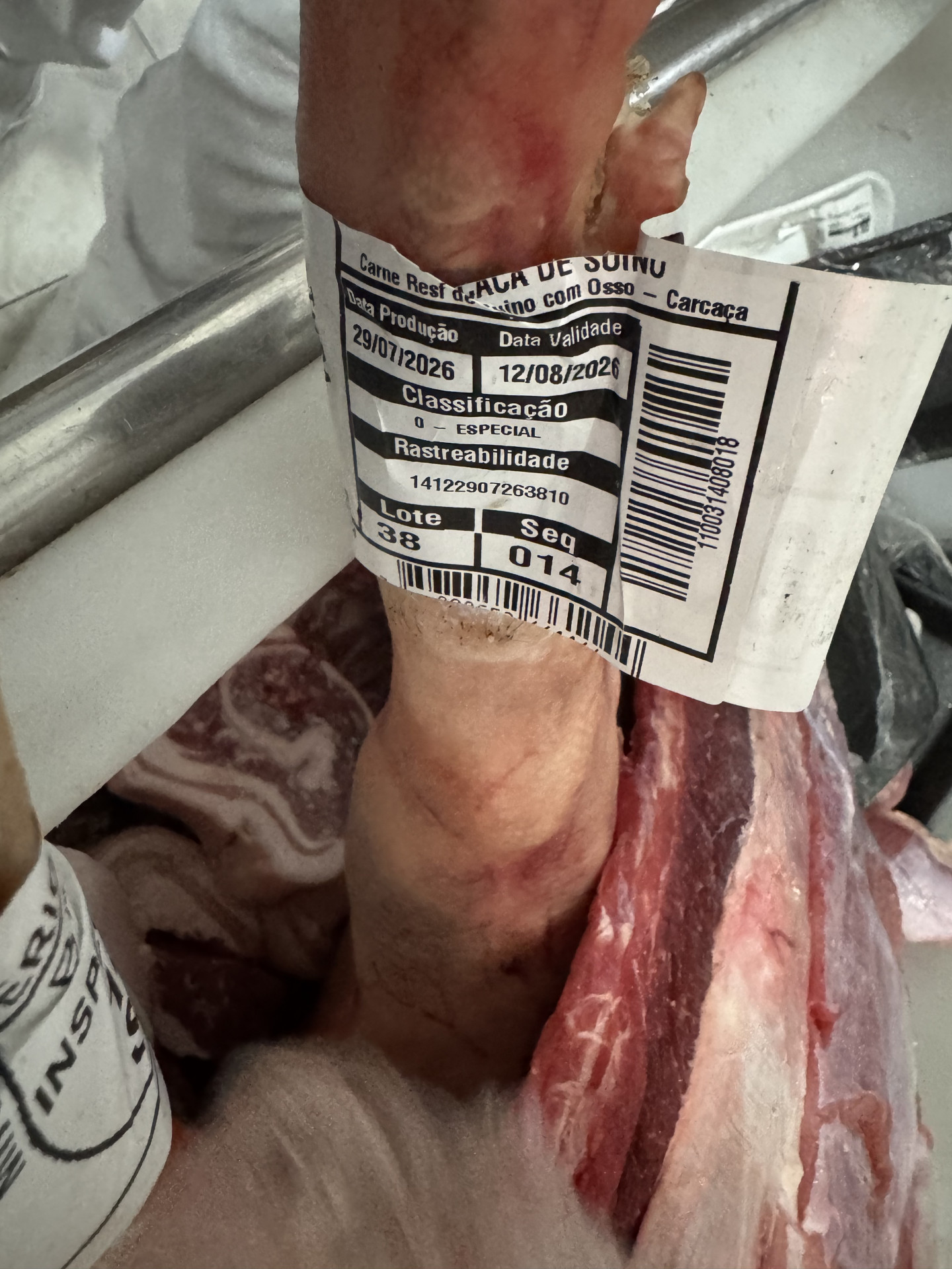 Alimentos mantidos em condições inadequadas foram encontrados durante a inspeção - Divulgação/Sedcon