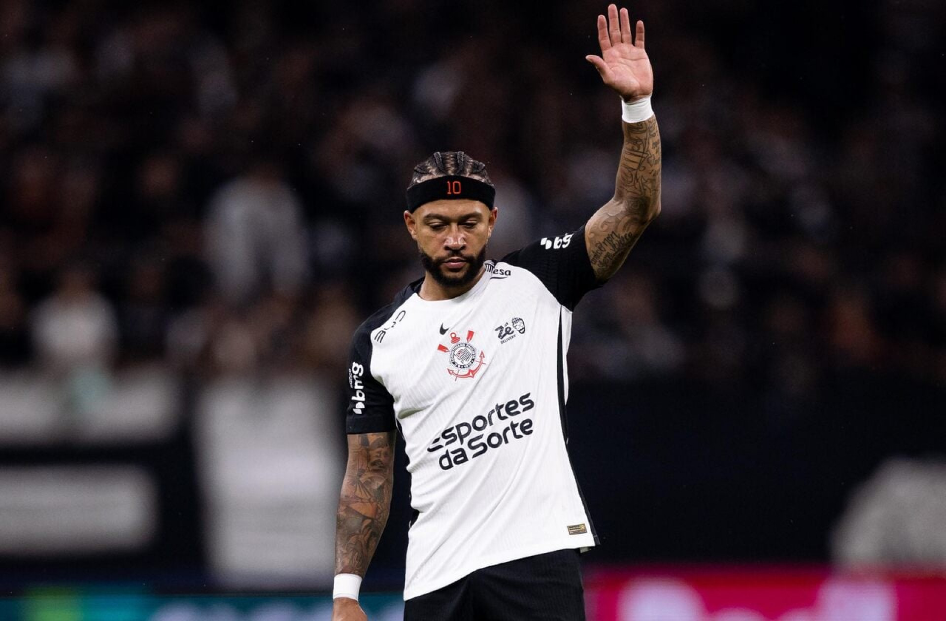 Para evitar novo transfer ban, Corinthians discute d&iacute;vida com Memphis Depay