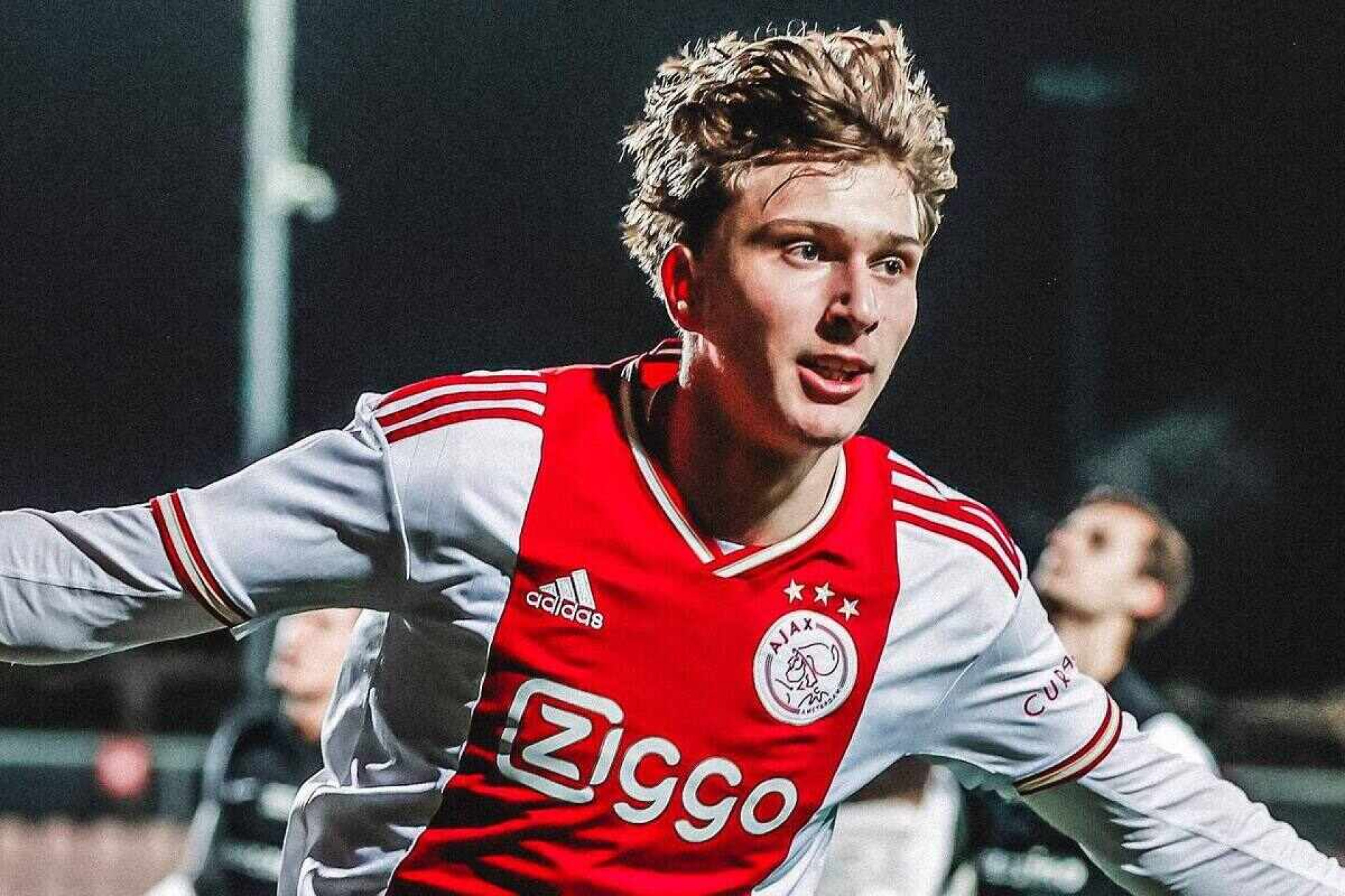 PSG desembolsa R$ 330 milh&otilde;es para contratar atacante do Ajax