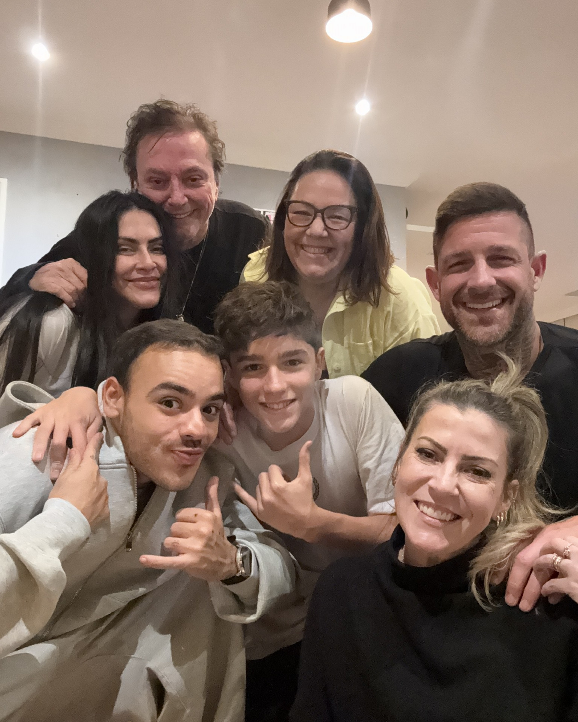 Cleo Pires com o pai, Fábio Jr., o marido, Leandro D'lucca, o enteado, Gael, a madrasta, Fernanda Pascucci, e os amigos influenciadores Laddy Nada e Laddy Tudo - Reprodução/Instagram