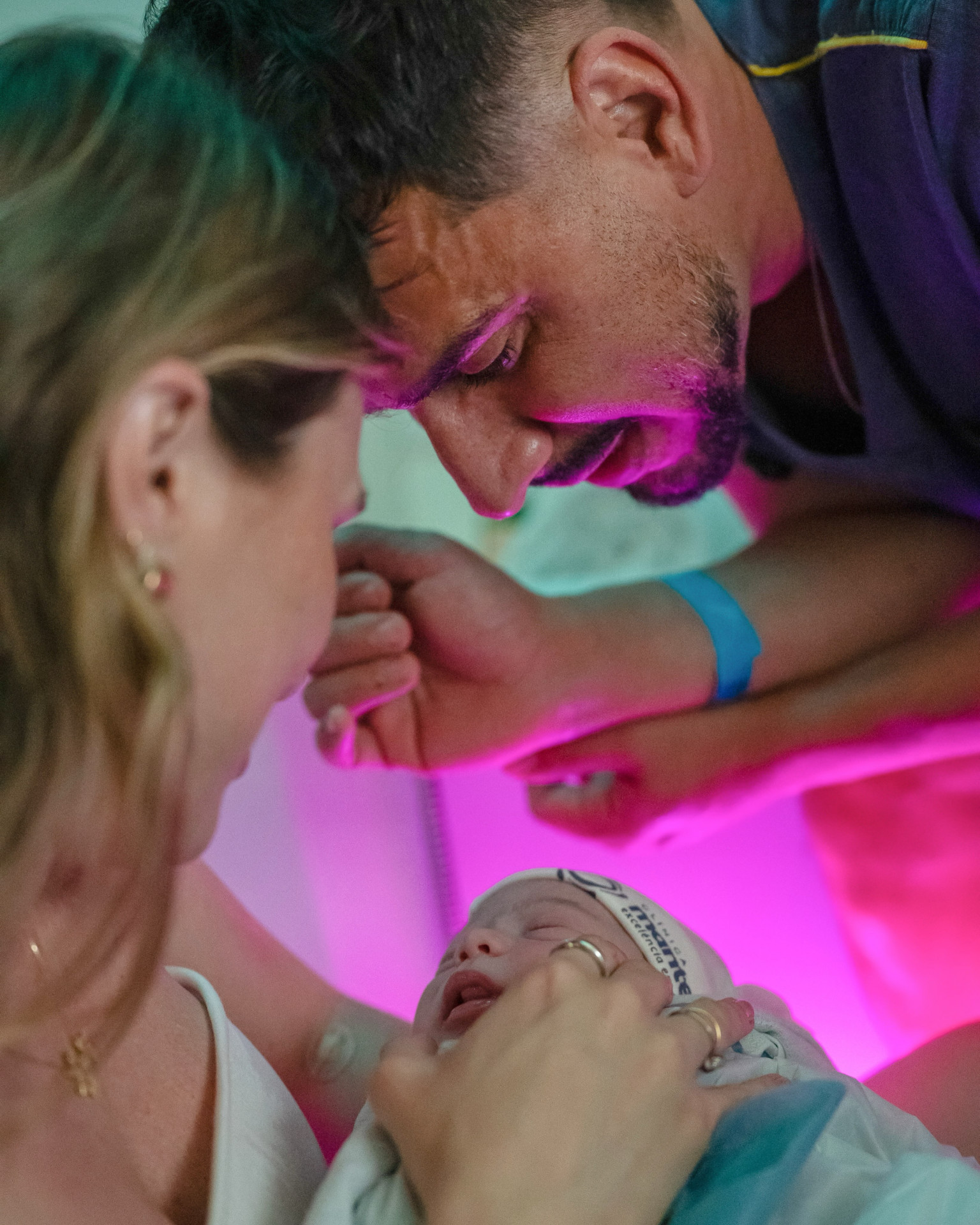 Julio Rocha e Karoline Kleine só decobriram sexo da bebê durante o parto - Reprodução/Instagram