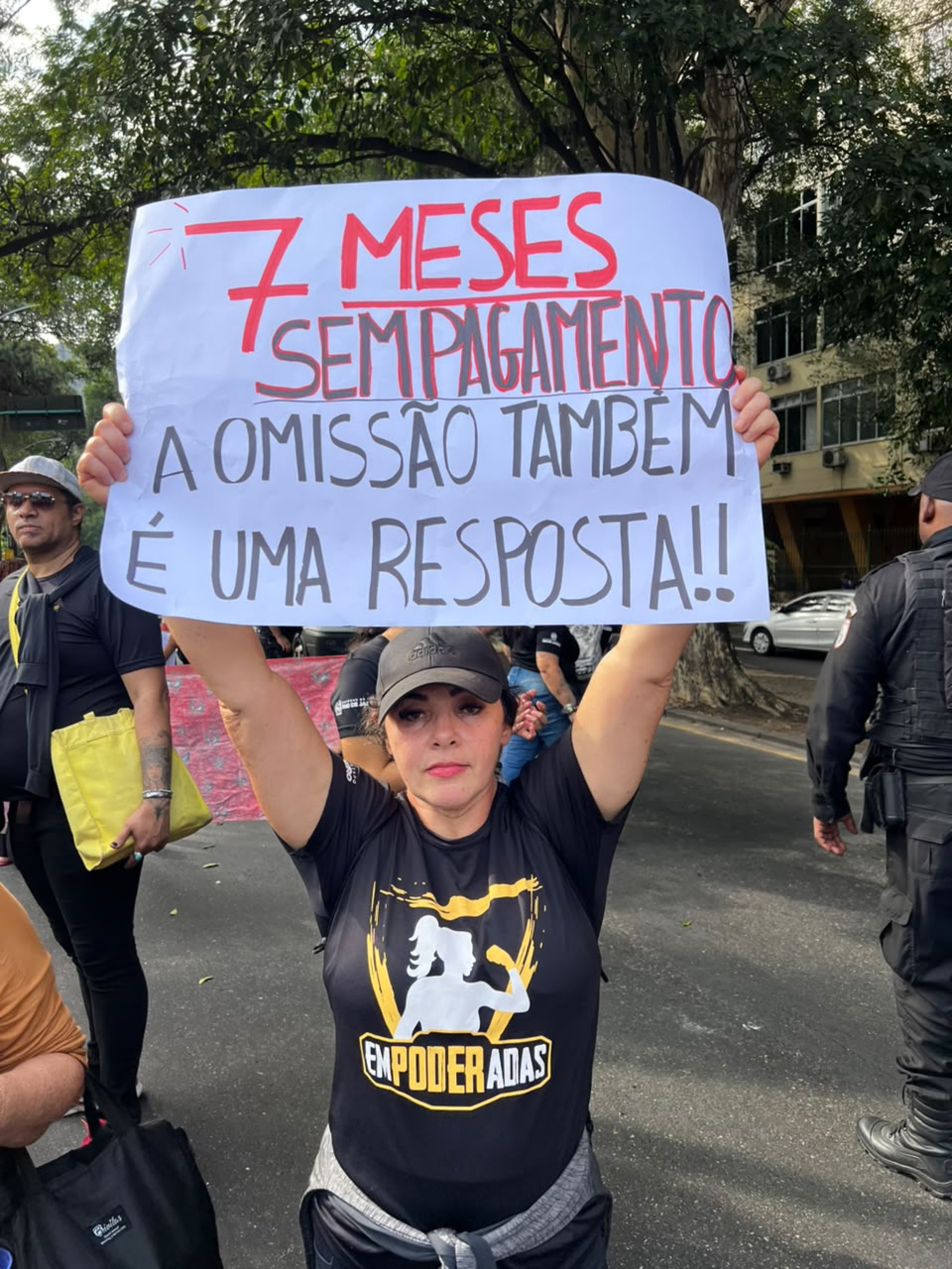 Profissionais do Empoderadas protestam contra impasse no pagamento de salários