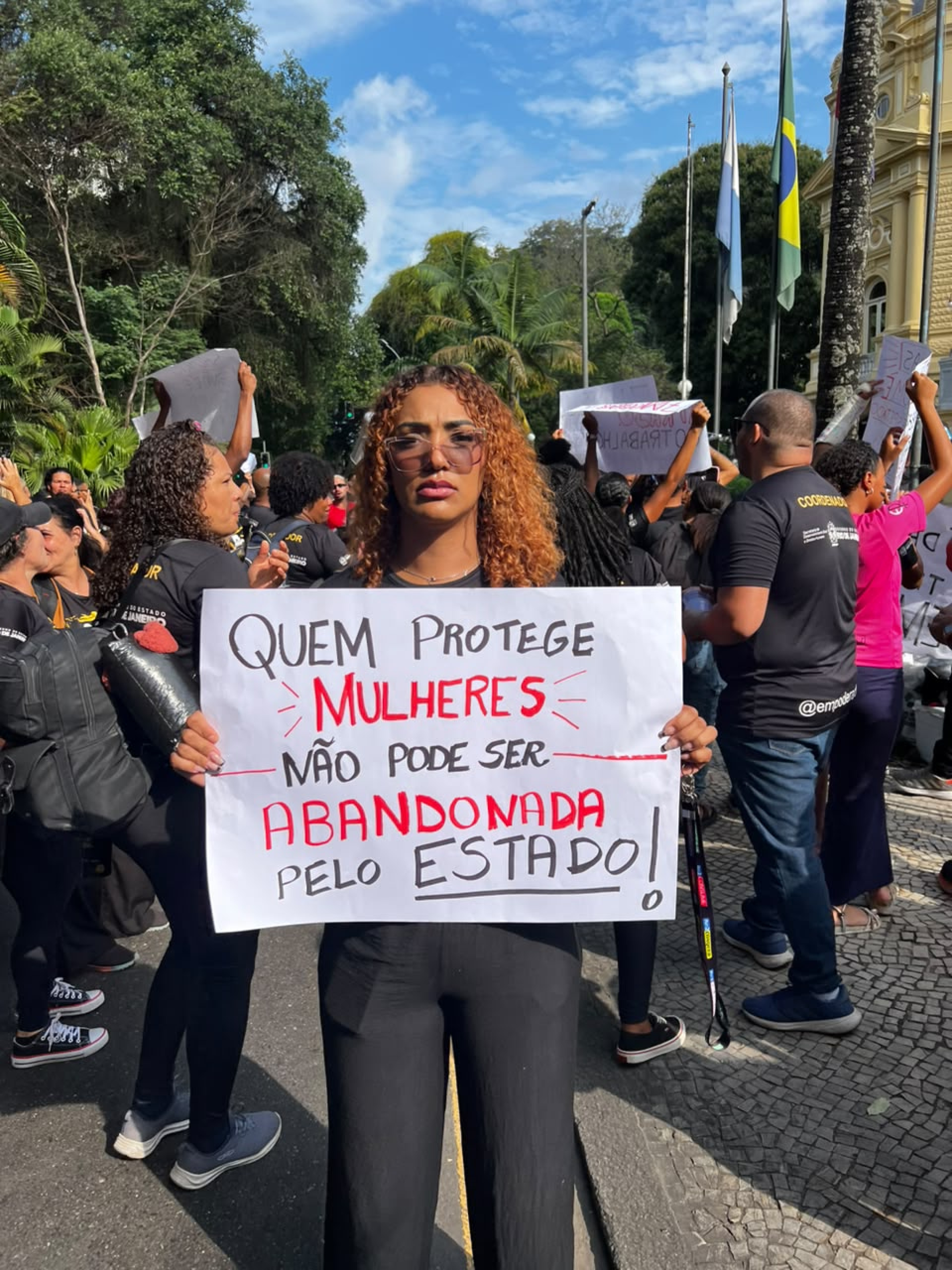 Profissionais do Empoderadas protestam contra impasse no pagamento de salários
