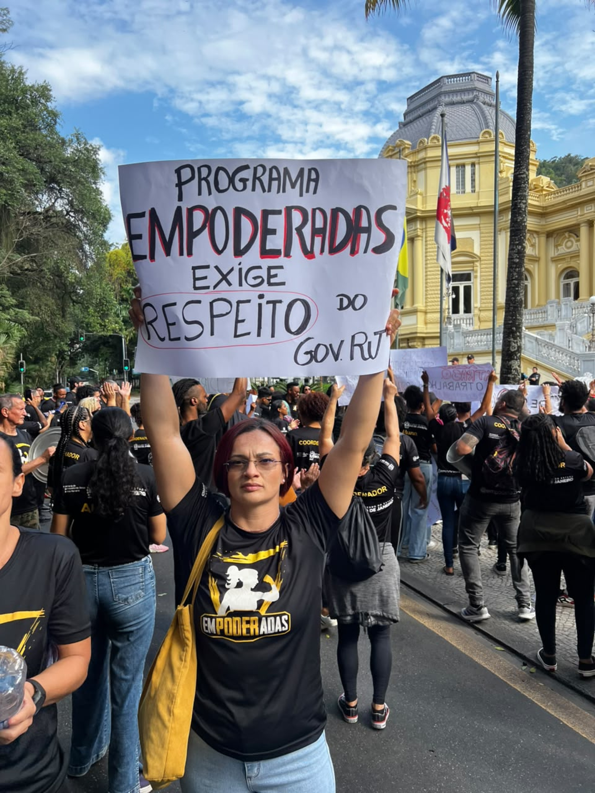 Profissionais do Empoderadas protestam contra impasse no pagamento de salários