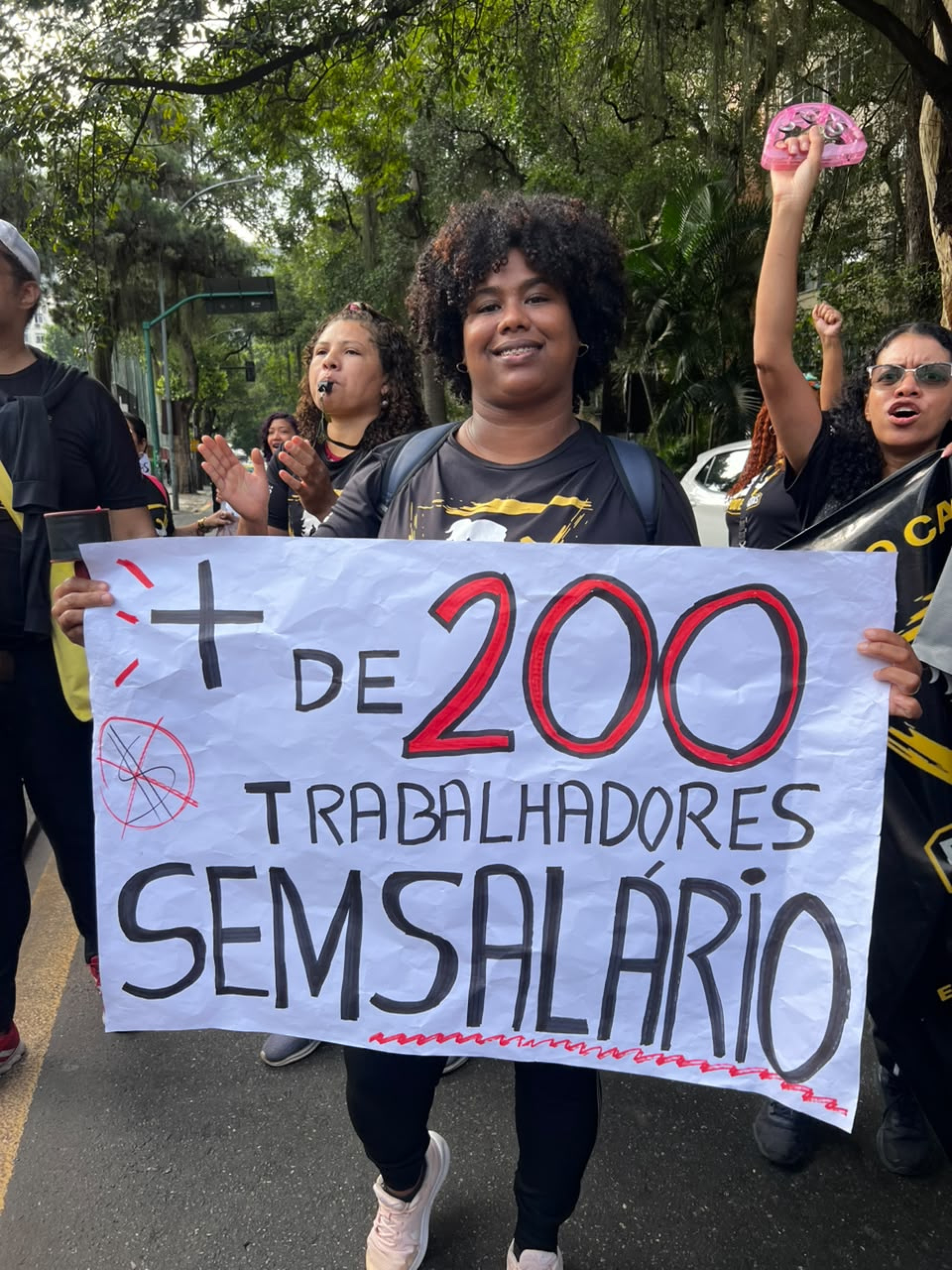 Profissionais do Empoderadas protestam contra impasse no pagamento de salários