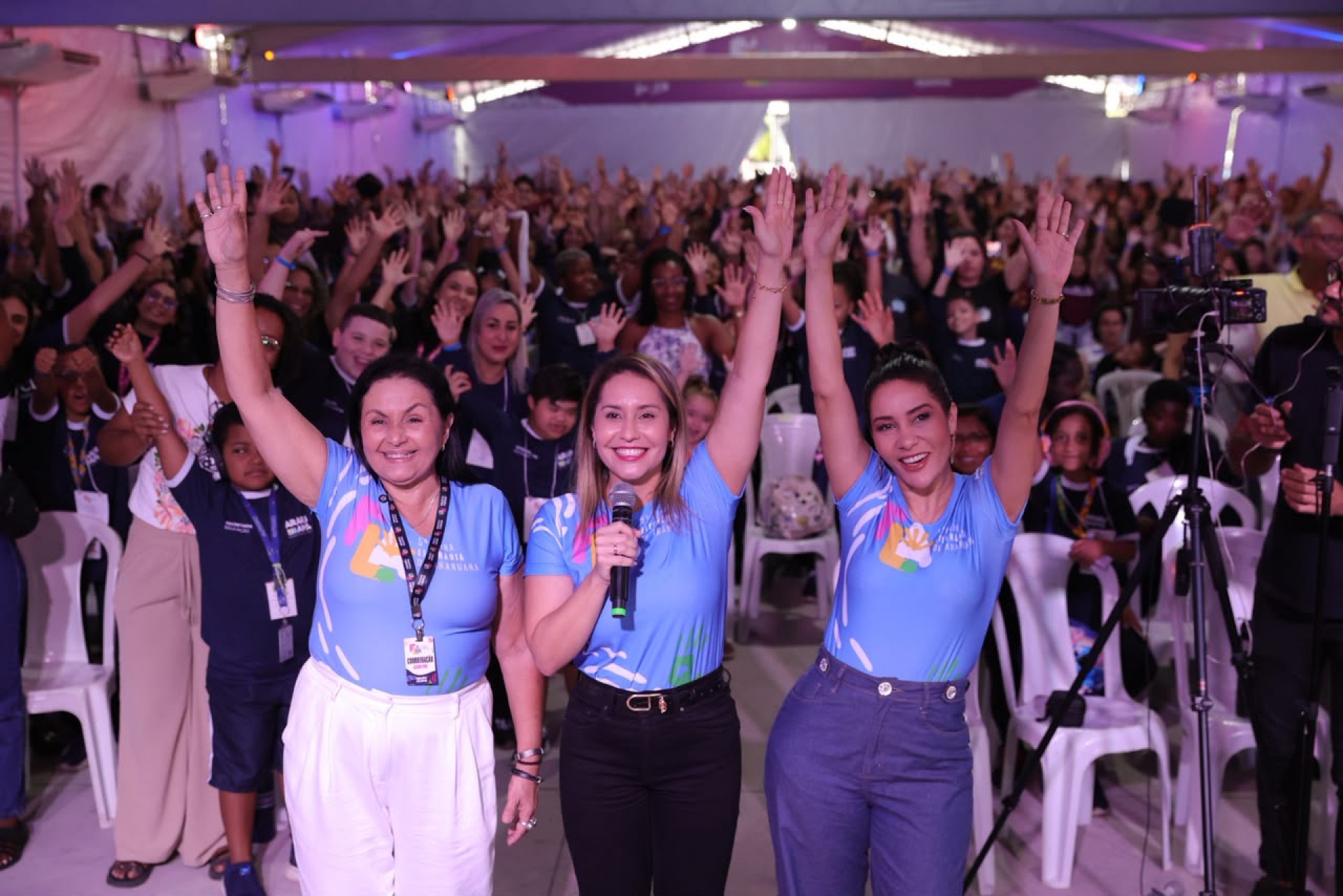 Daniela Soares ladeada pela vice, Ver&ocirc;nica Janu&aacute;rio, e a secret&aacute;ria de Educa&ccedil;&atilde;o, Val&eacute;ria Amaral - Ascom