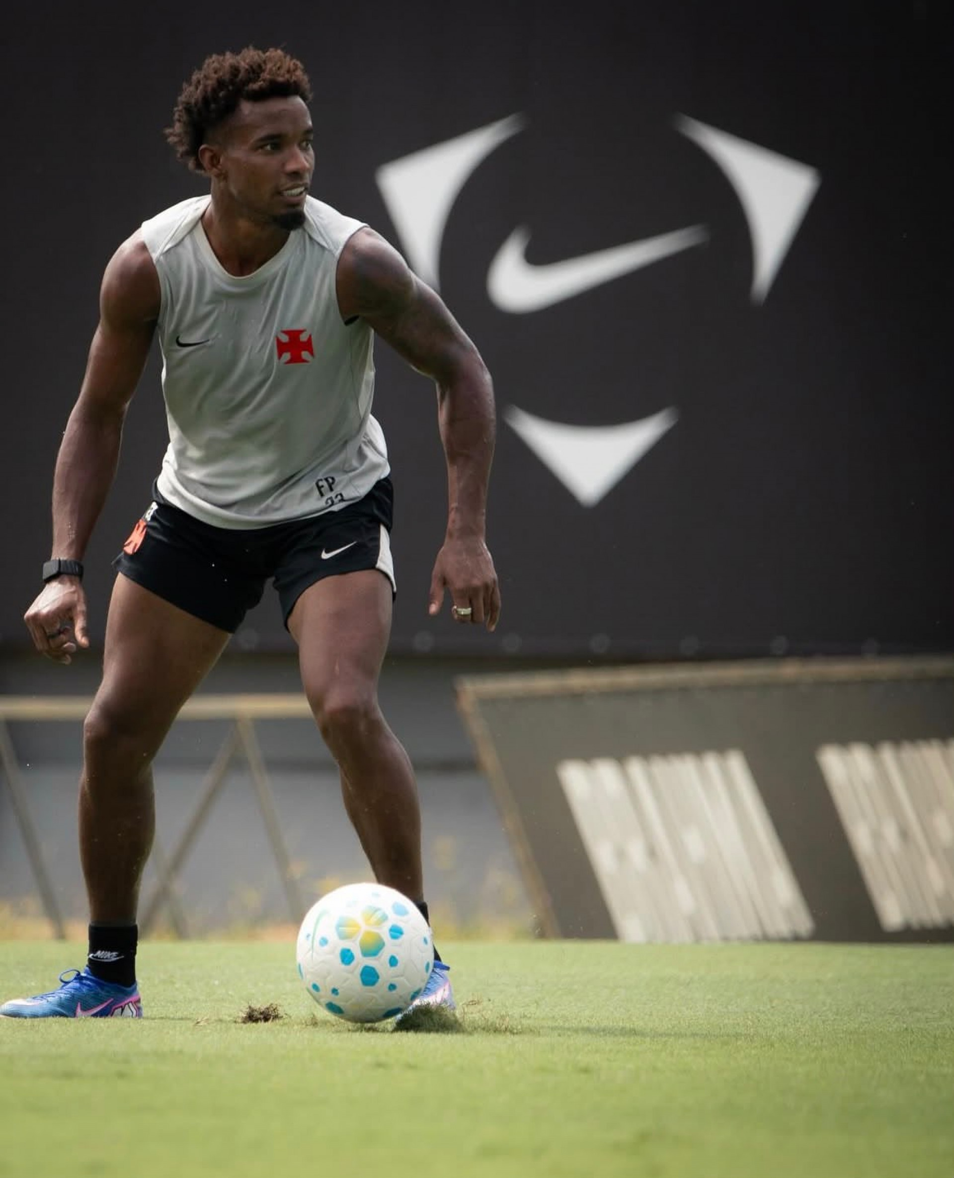 Thiago Mendes é um dos candidatos a parar o astro Neymar, na partida decisiva entre Vasco x Santos