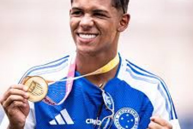 Jogador do Cruzeiro posta foto com camisa do Flamengo: 'Sem noção'