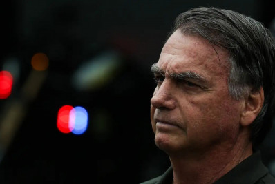 Bolsonaro pede autorização para ir à dentista, mulher de Flávio