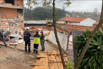 Desabamento de prédio deixa quatro feridos em São Paulo
