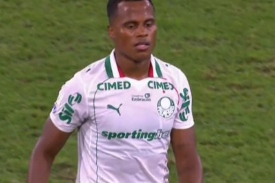 Arias é chamado de Judas em reencontro com torcida do Flu no Maracanã
