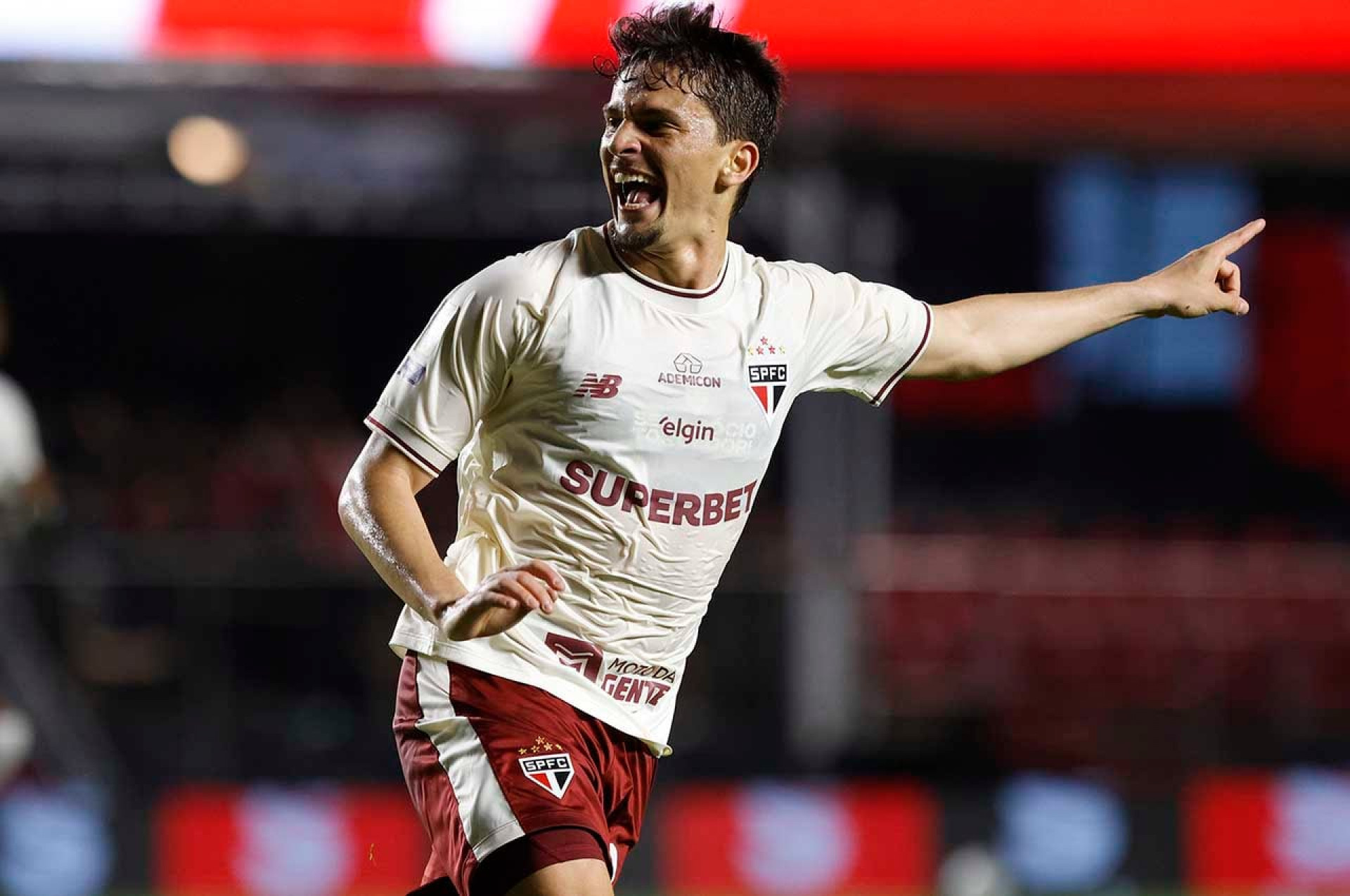 S&atilde;o Paulo trope&ccedil;a no Morumbis e cede empate ao Coritiba