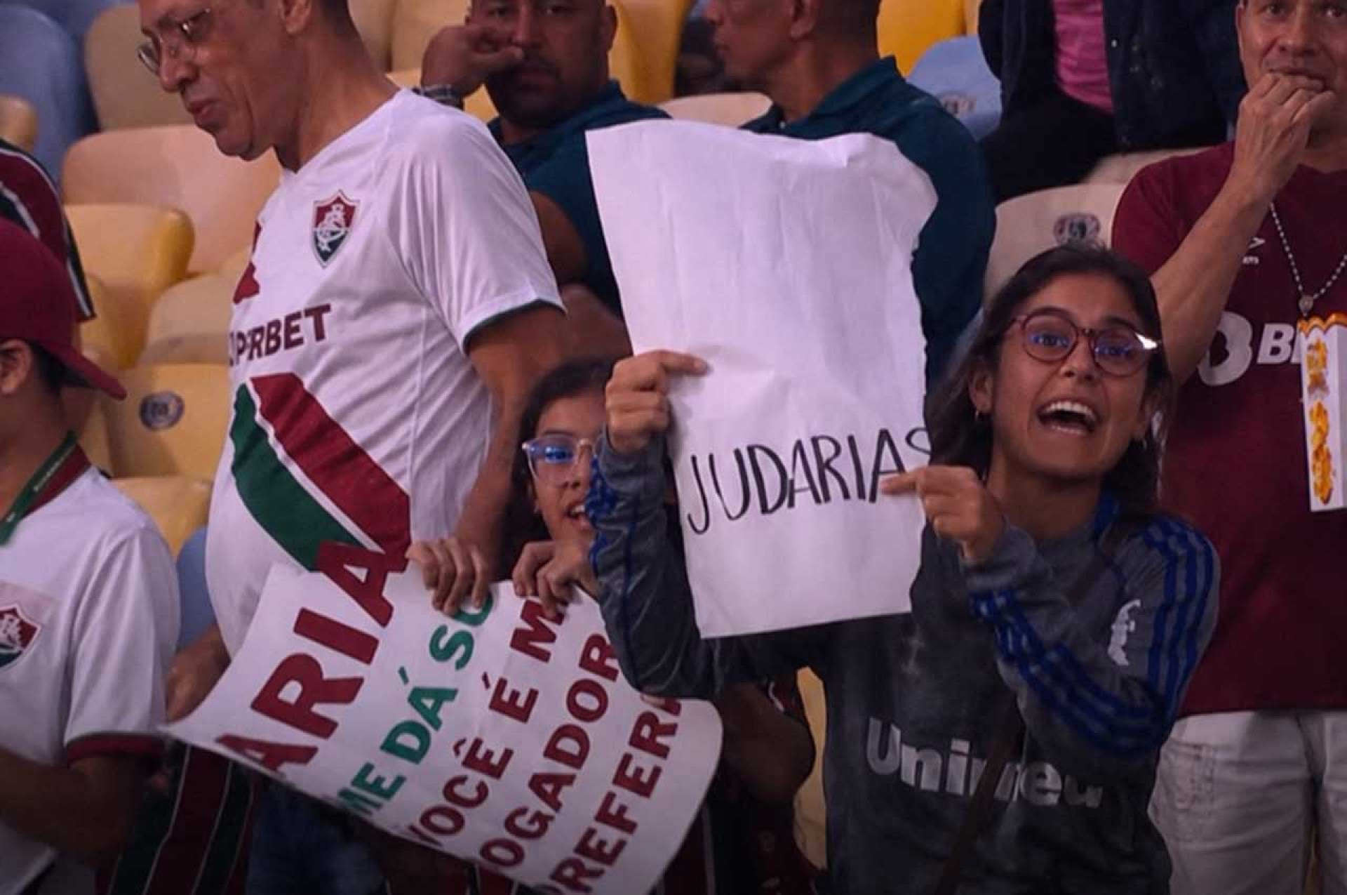V&iacute;deo: torcedoras do Fluminense viralizam com cartaz para Arias
