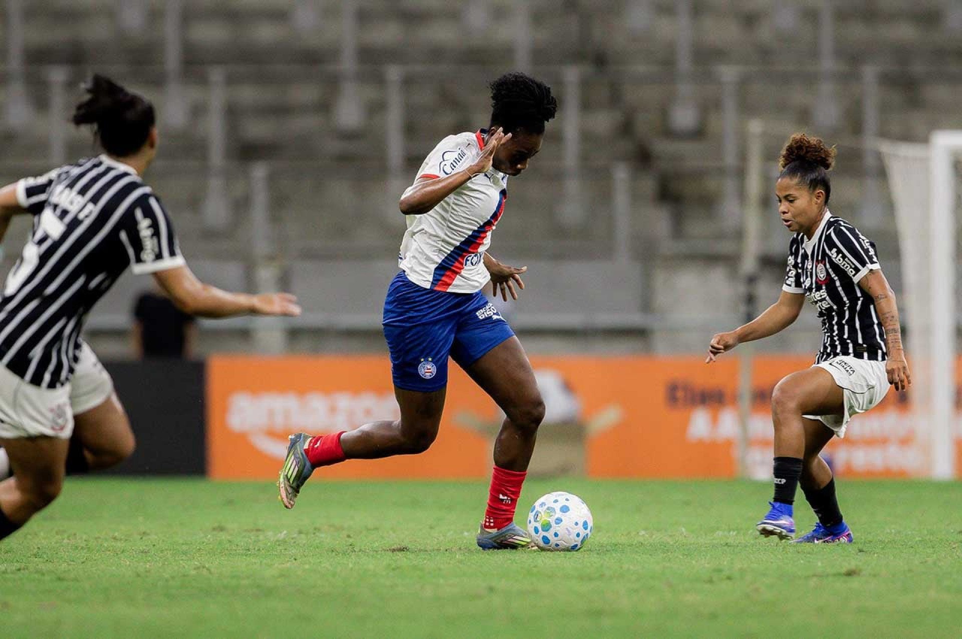 Corinthians marca no in&iacute;cio, mas Bahia busca empate com gola&ccedil;o