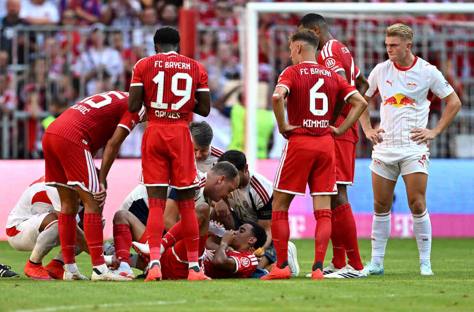 Musiala deixa o dele, mas vai da alegria ao susto em vit&oacute;ria do Bayern